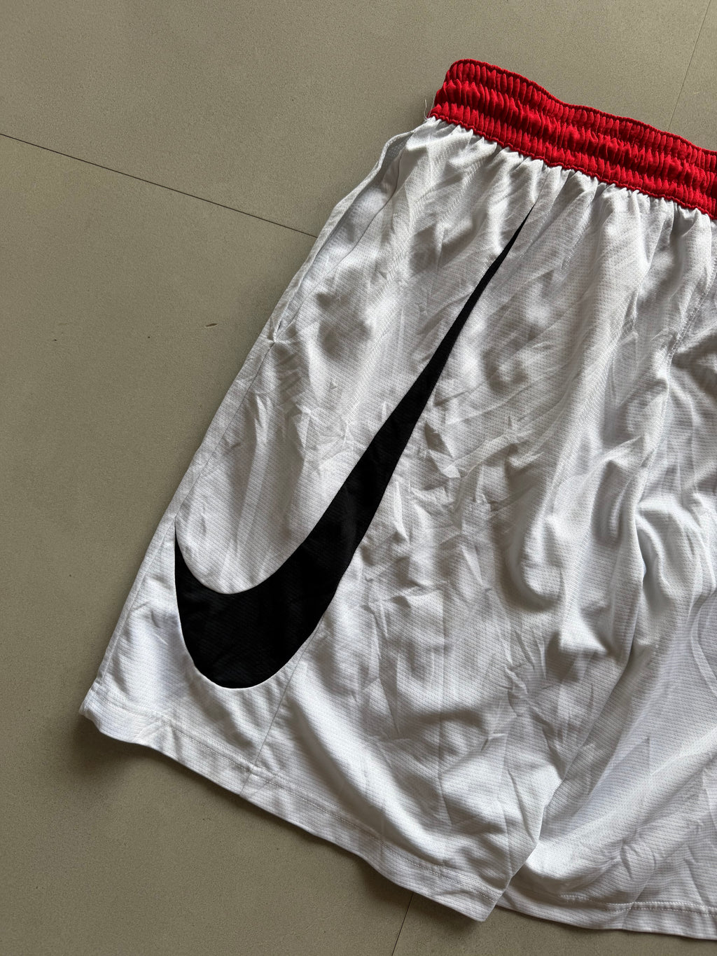 NIKE BIG SWOOSH SHORTS - M