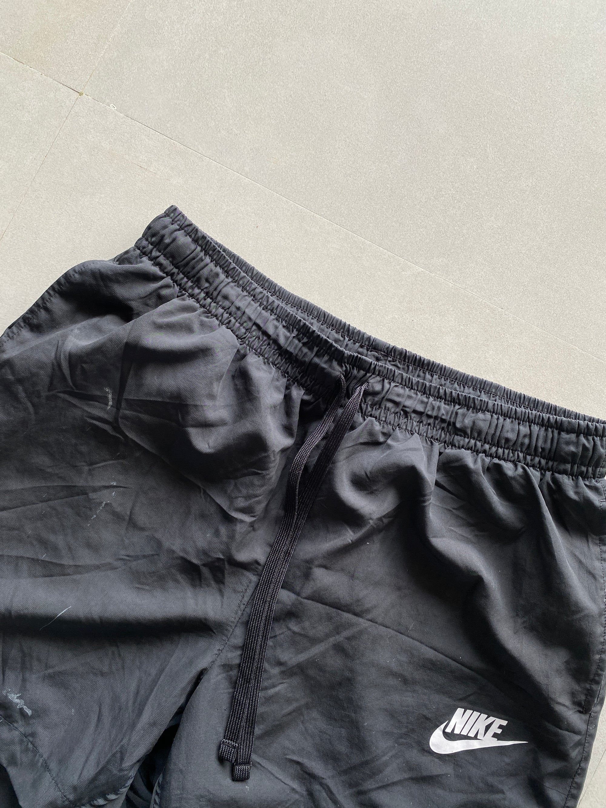 NIKE SHORTS - L