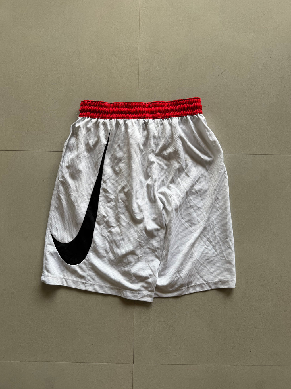 NIKE BIG SWOOSH SHORTS - M