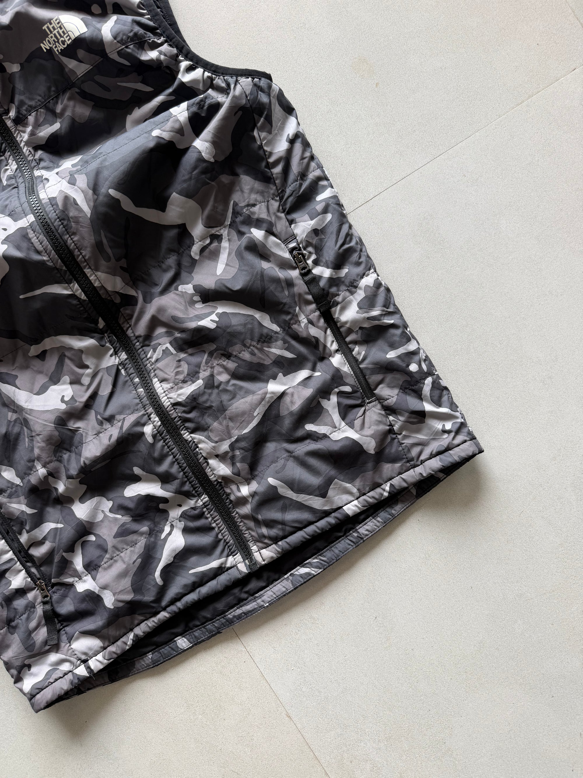 THE NORTH FACE CAMO SLEEVLESS PUFFER JACKET - S