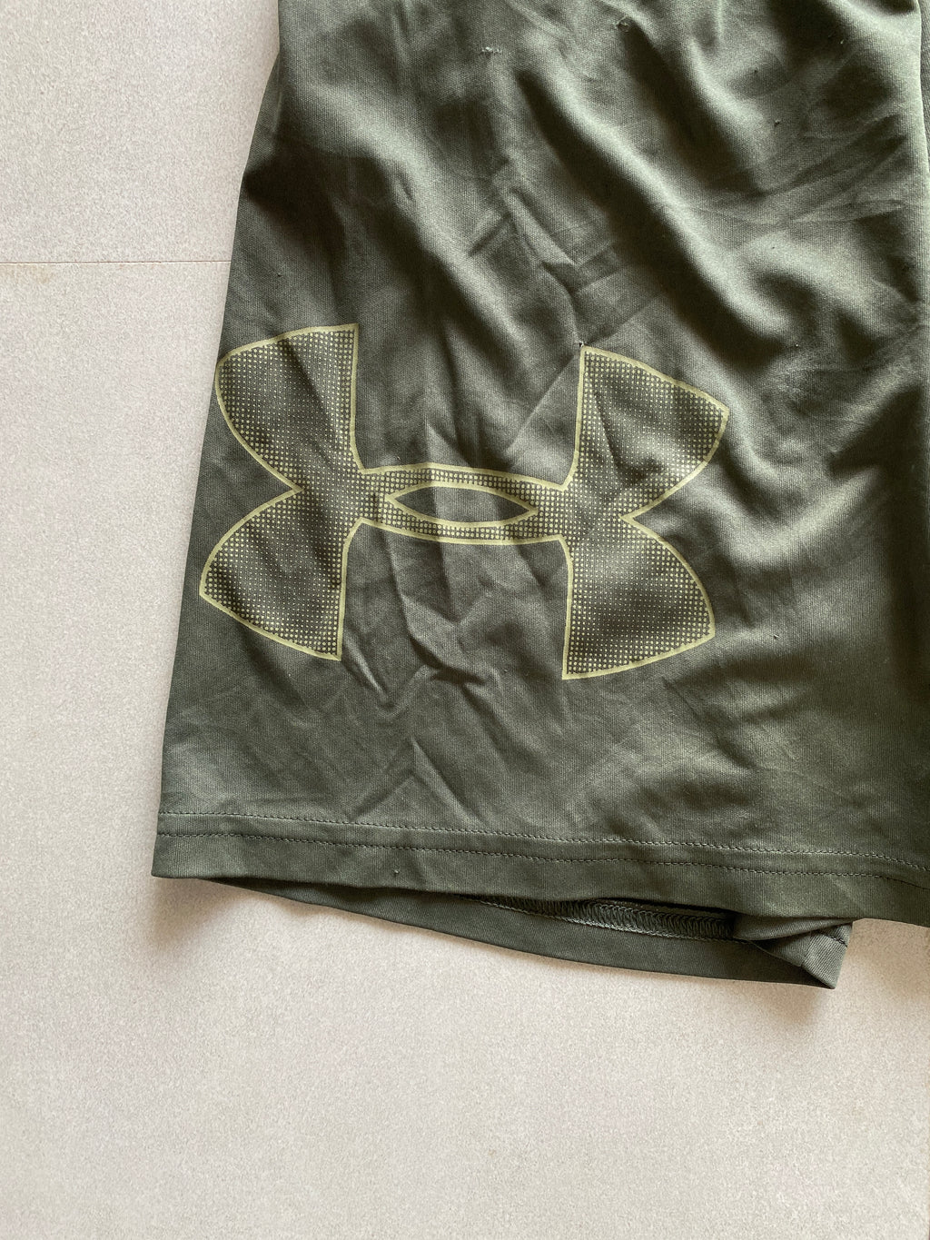 UNDER ARMOUR SHORTS - L