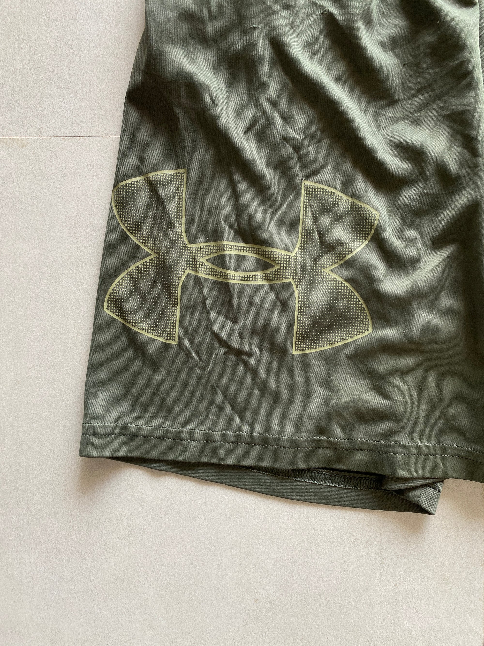 UNDER ARMOUR SHORTS - L