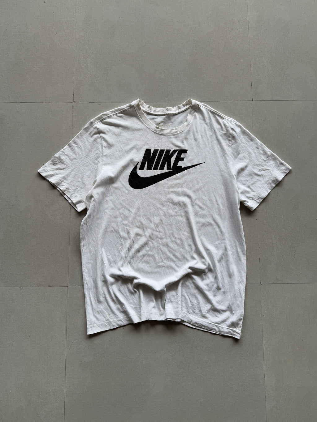 NIKE BIG LOGO TEE - L