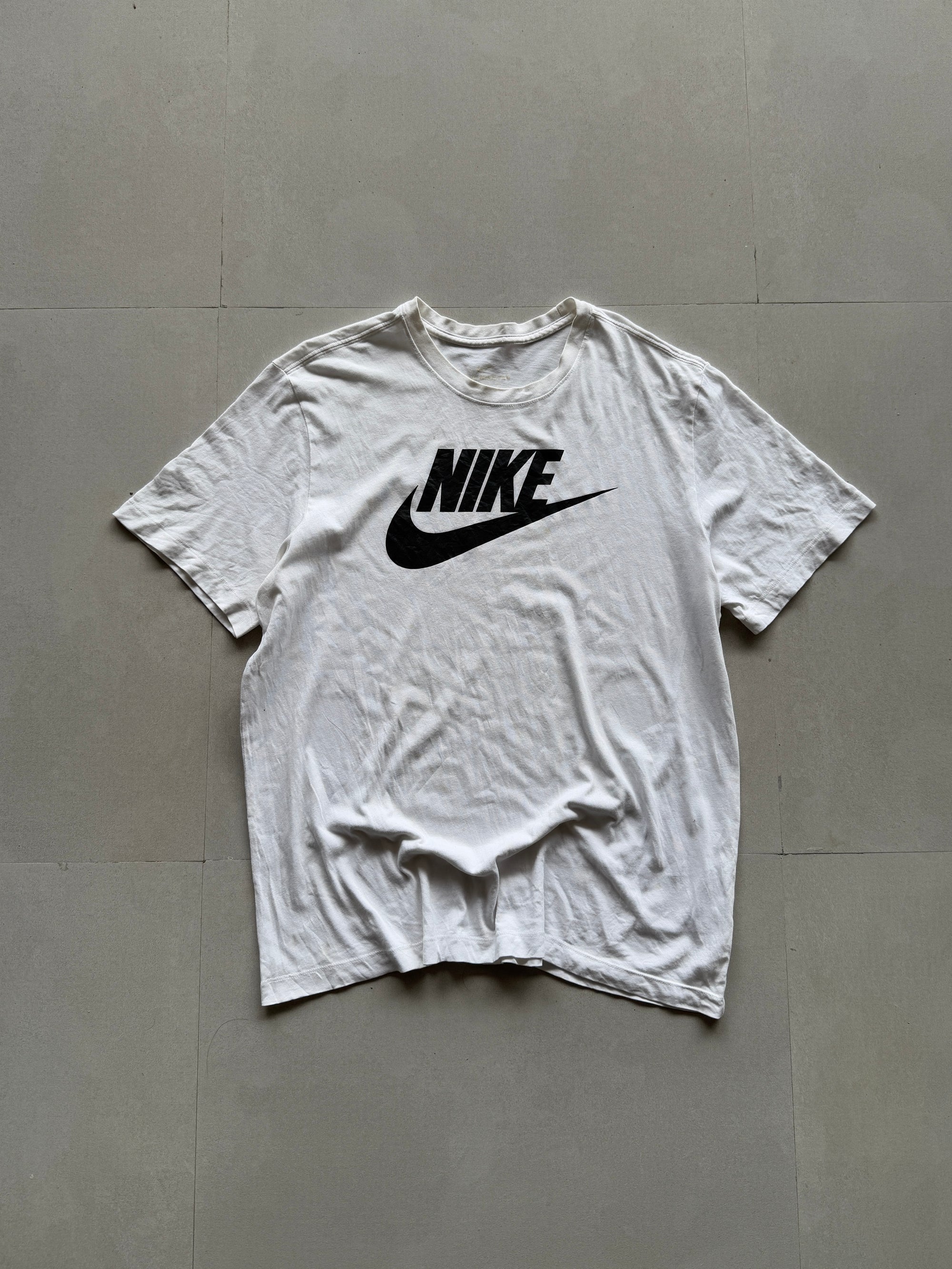 NIKE BIG LOGO TEE - L