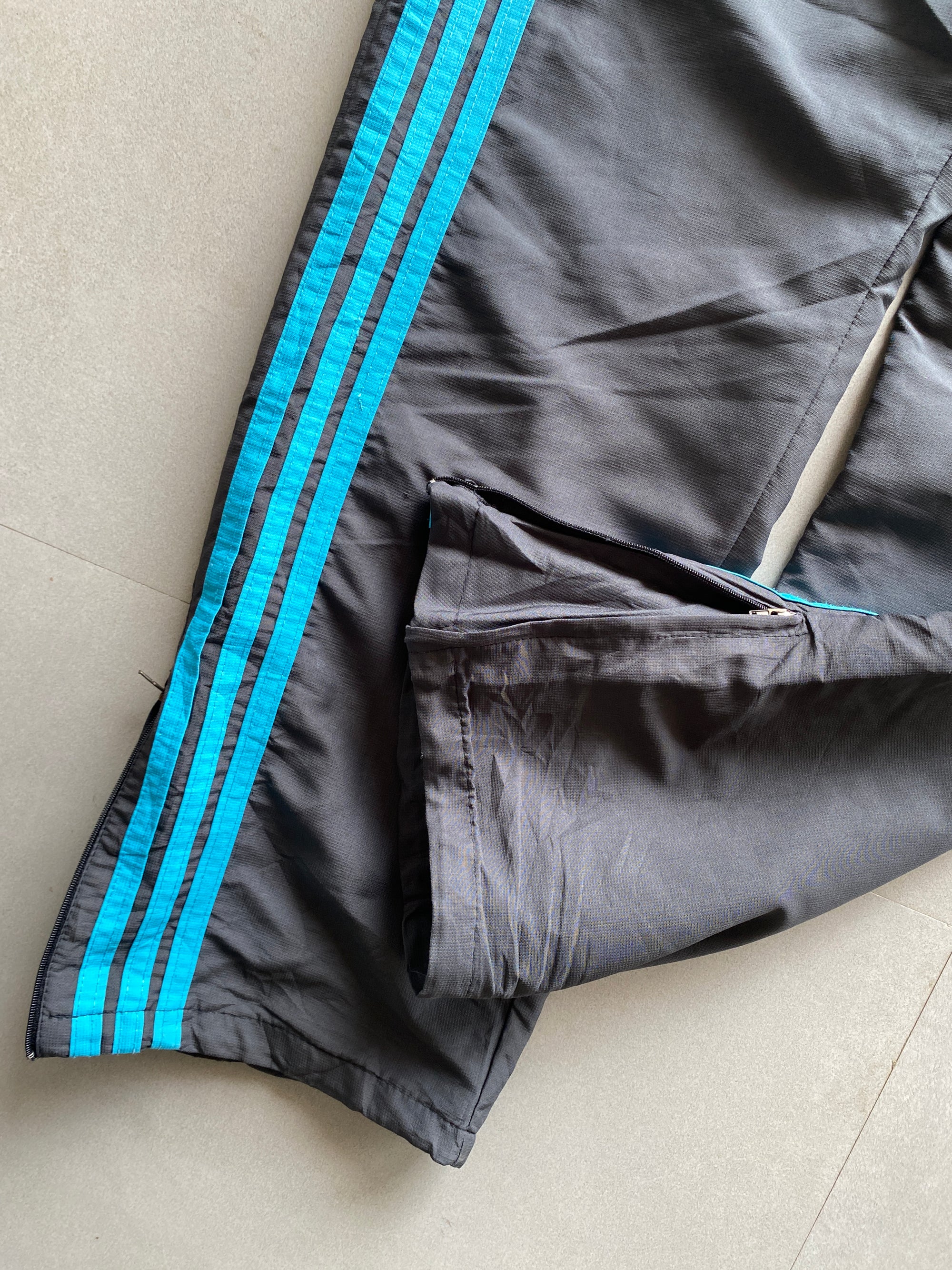 ADIDAS STRIPED BAGGY TRACK PANT - M