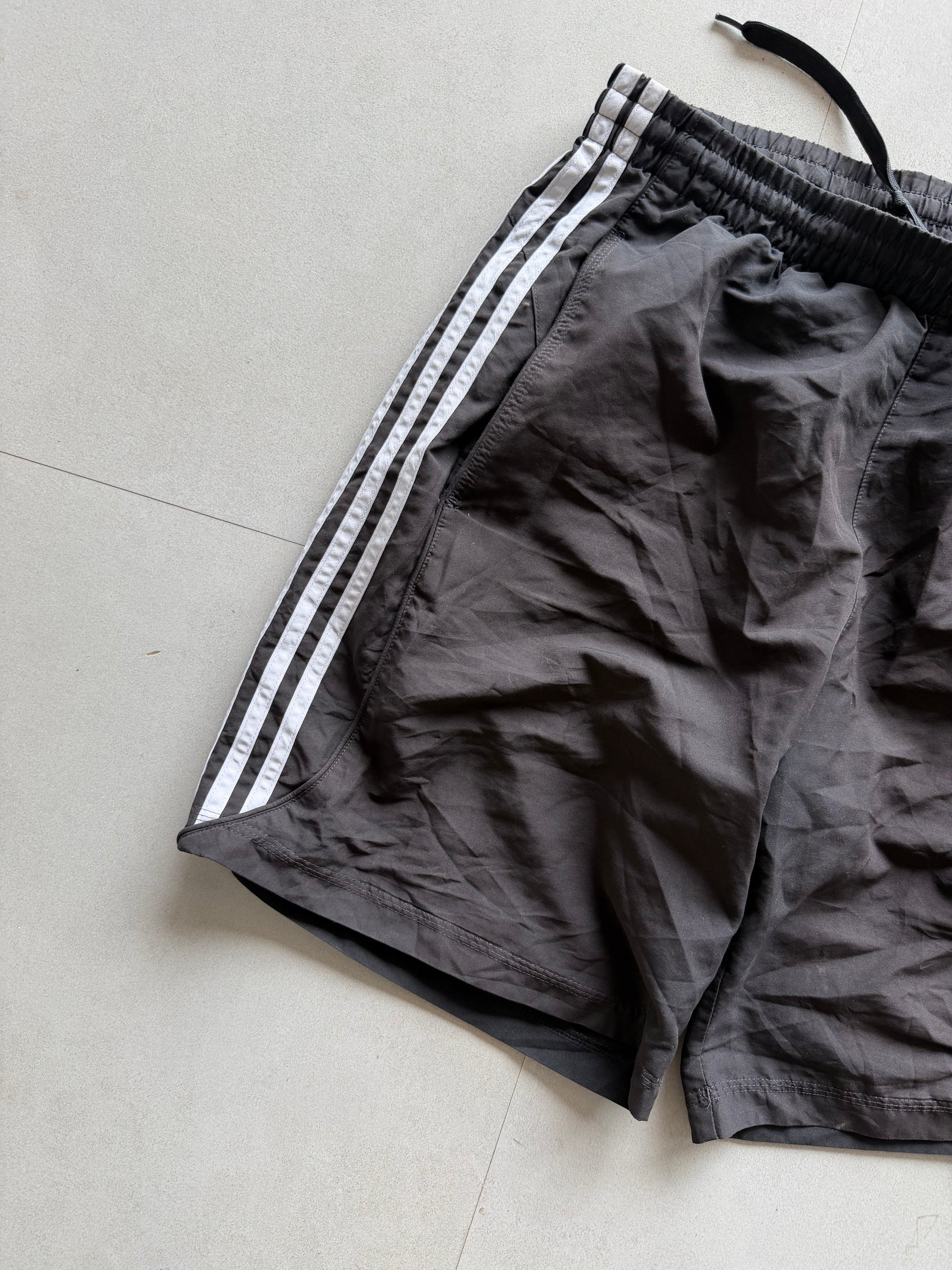 ADIDAS STRIPED SHORTS - M
