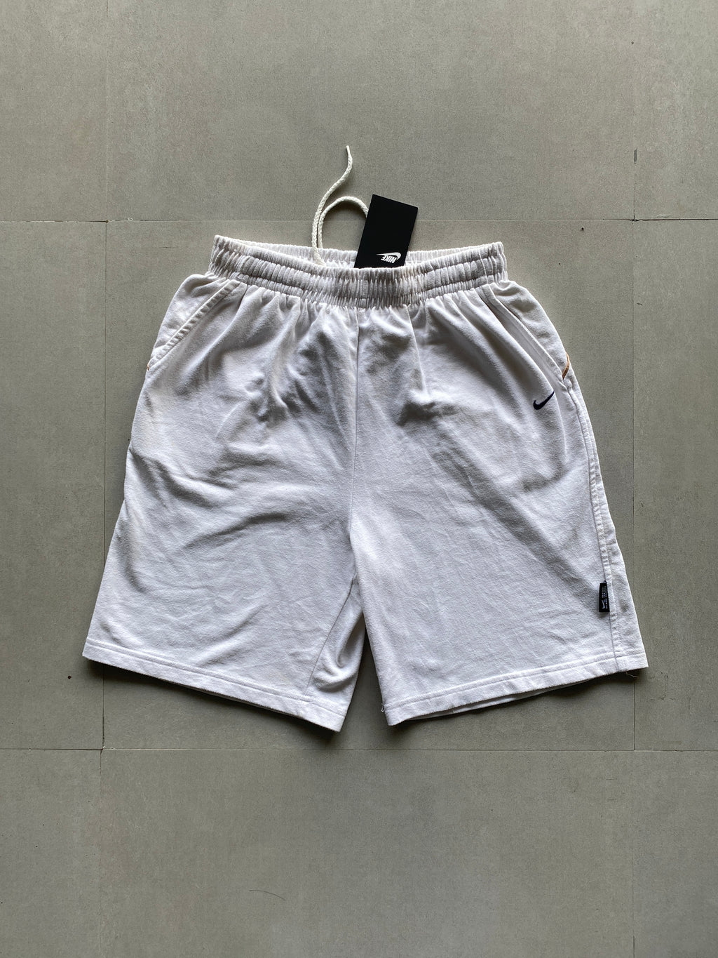 NIKE SHORTS WITH TAGS - M