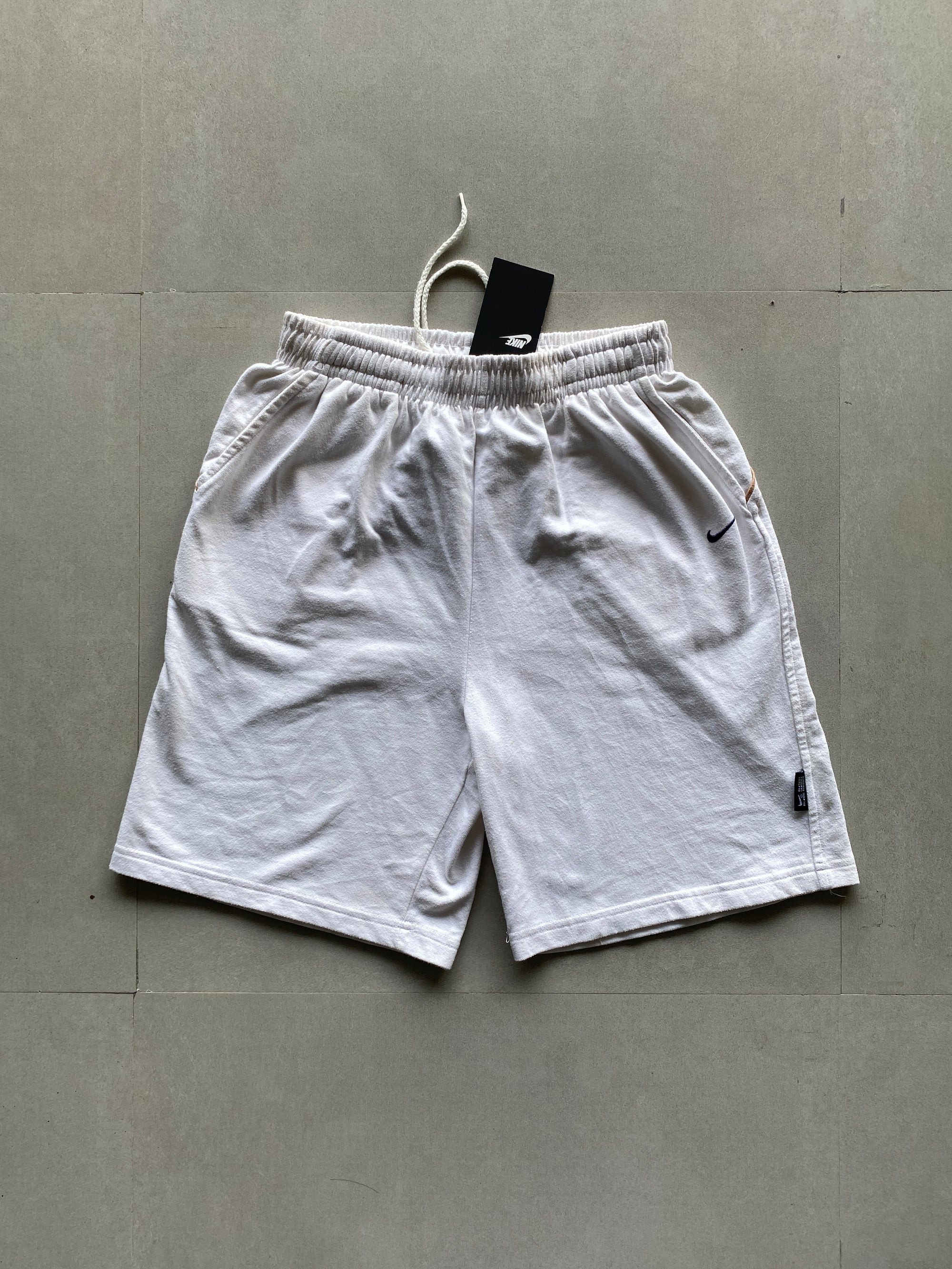 NIKE SHORTS WITH TAGS - M