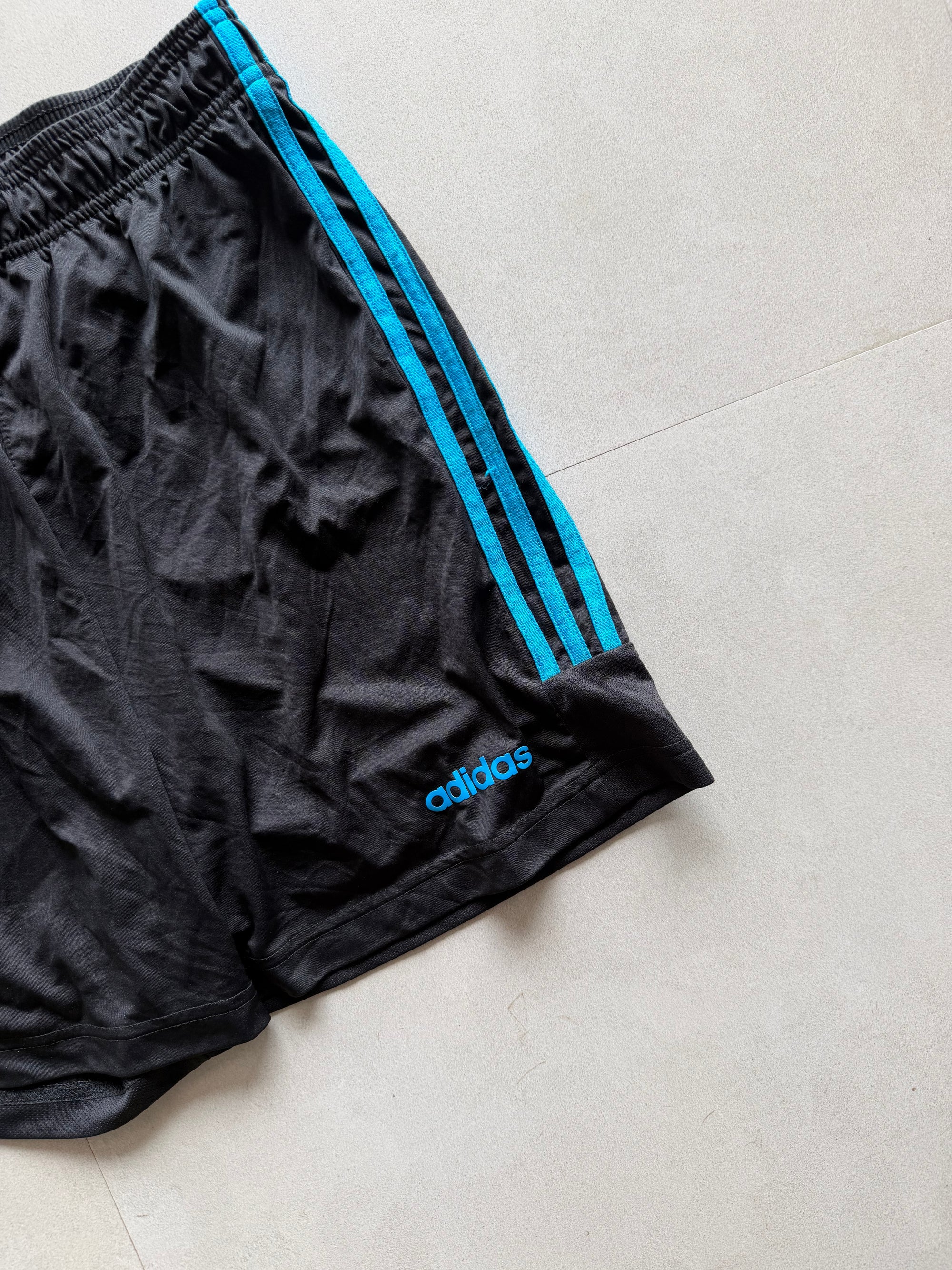 ADIDAS STRIPED SHORTS - M