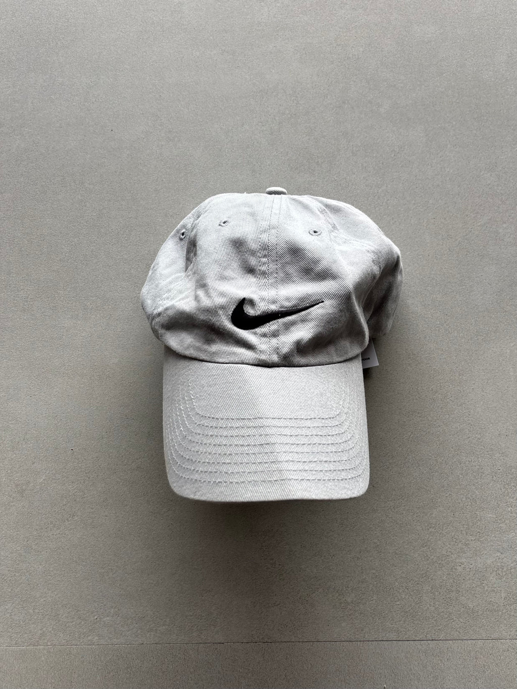 NIKE GREY FITTED CAP