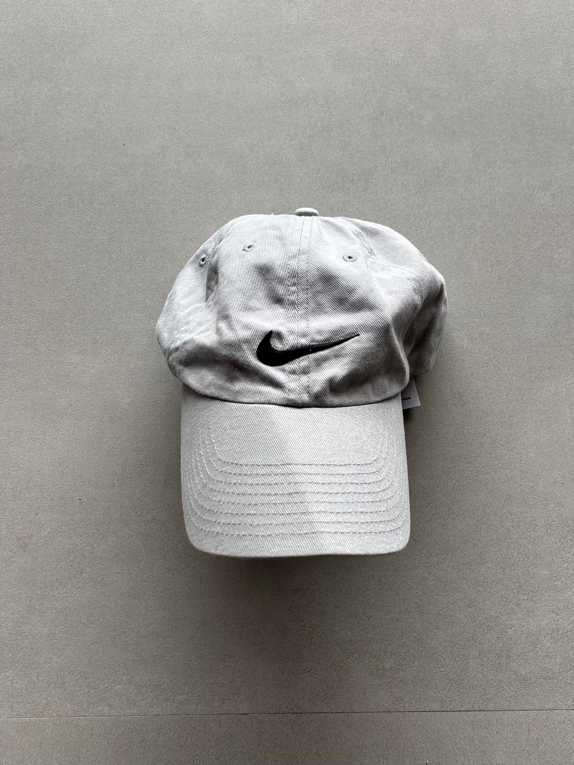 NIKE GREY FITTED CAP