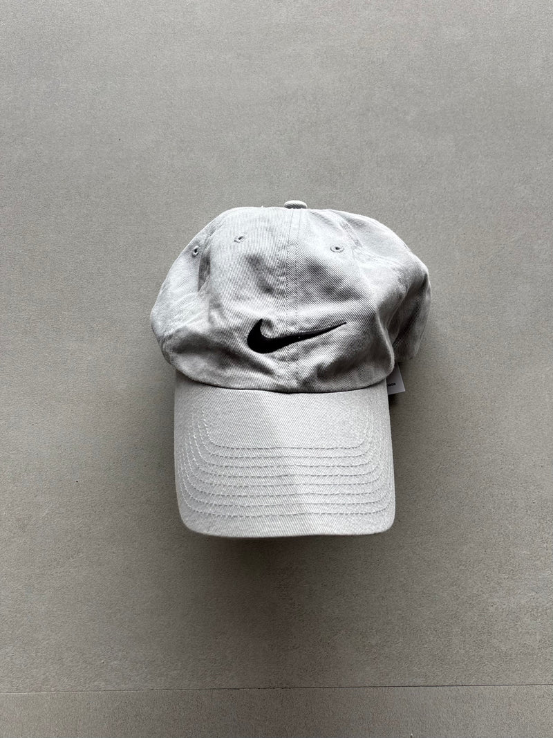 NIKE GREY FITTED CAP