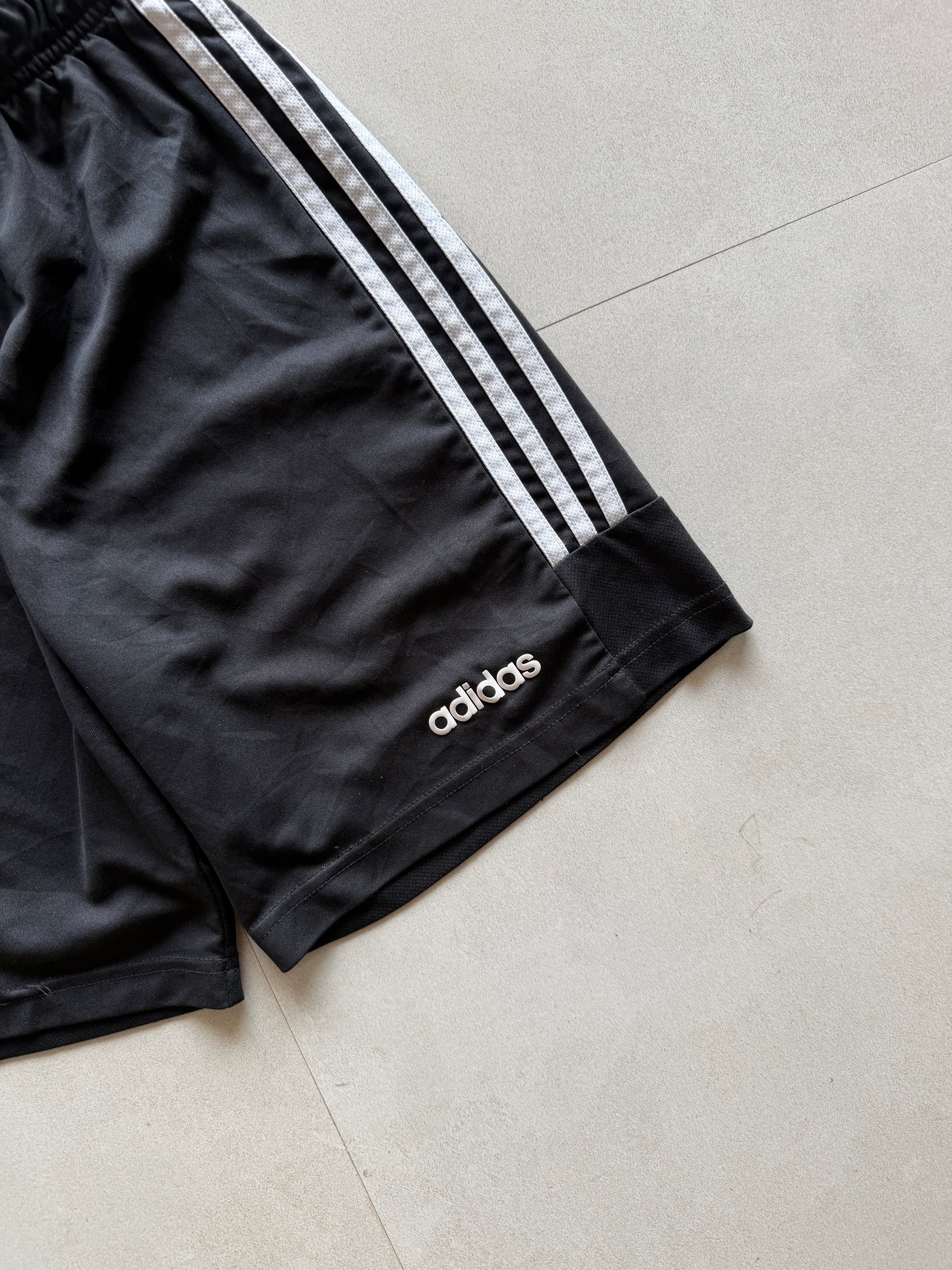 ADIDAS STRIPED SHORTS - XS
