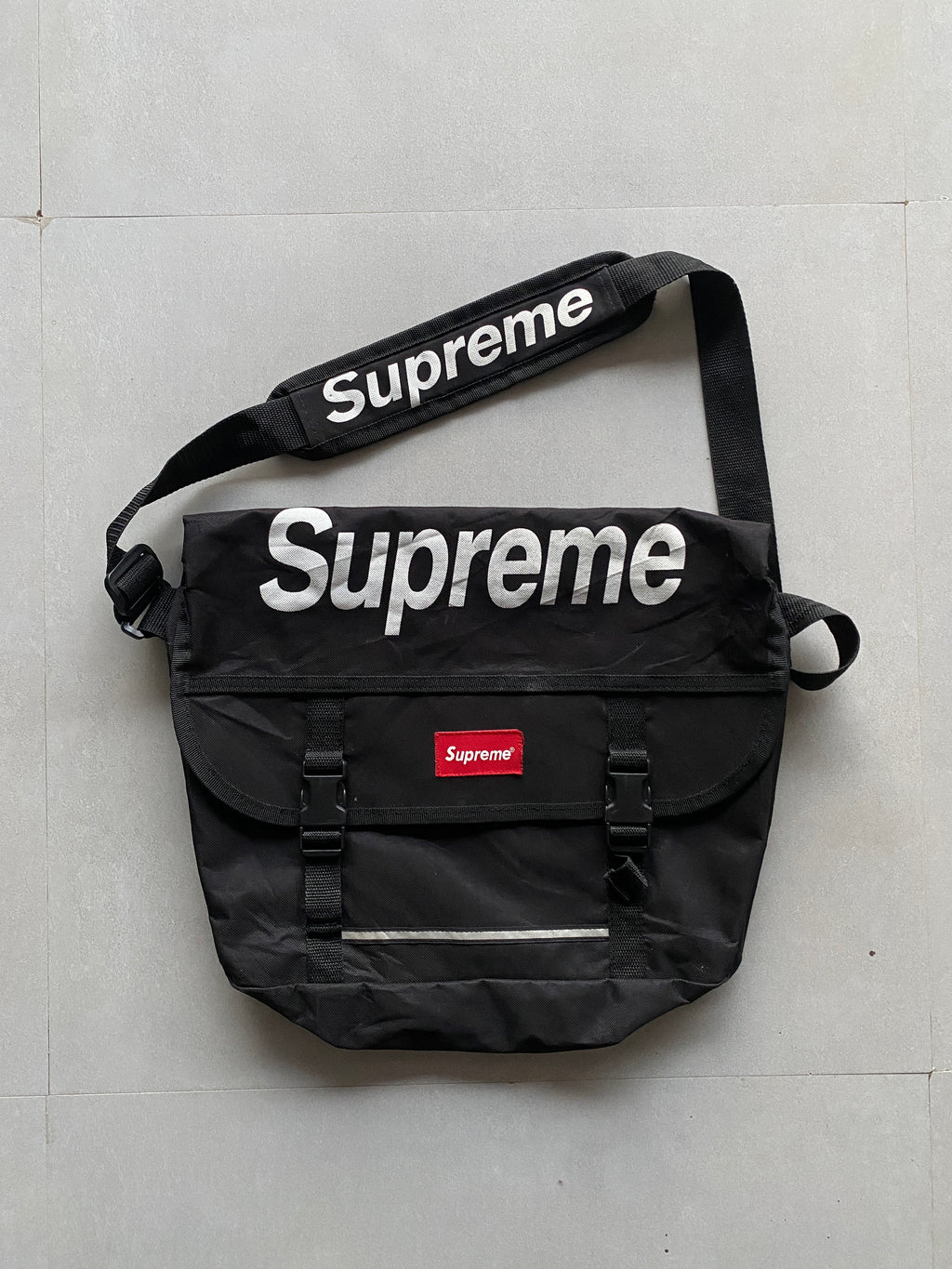 SUPREME SLING BAG