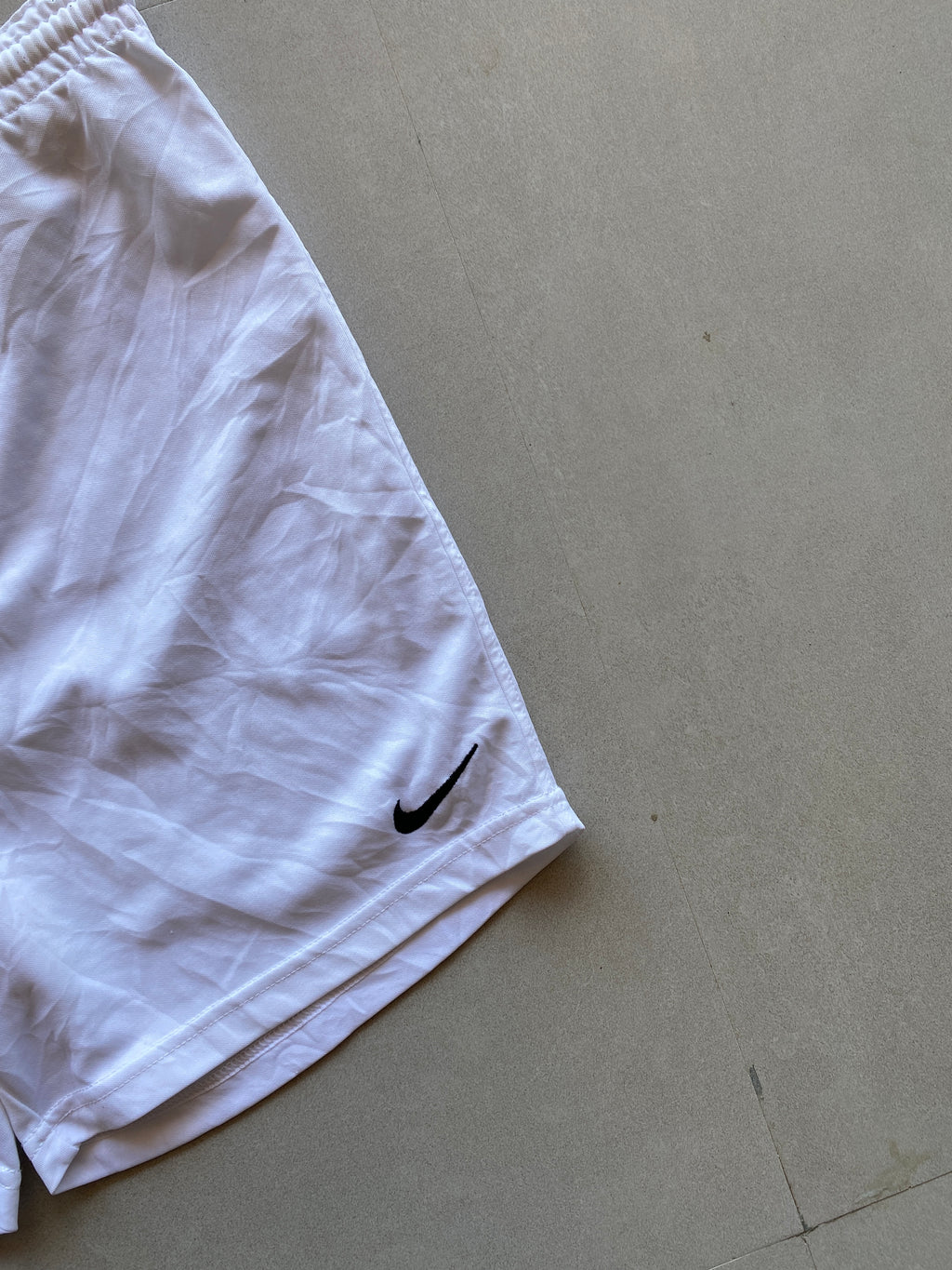NIKE SOLID SHORTS - S