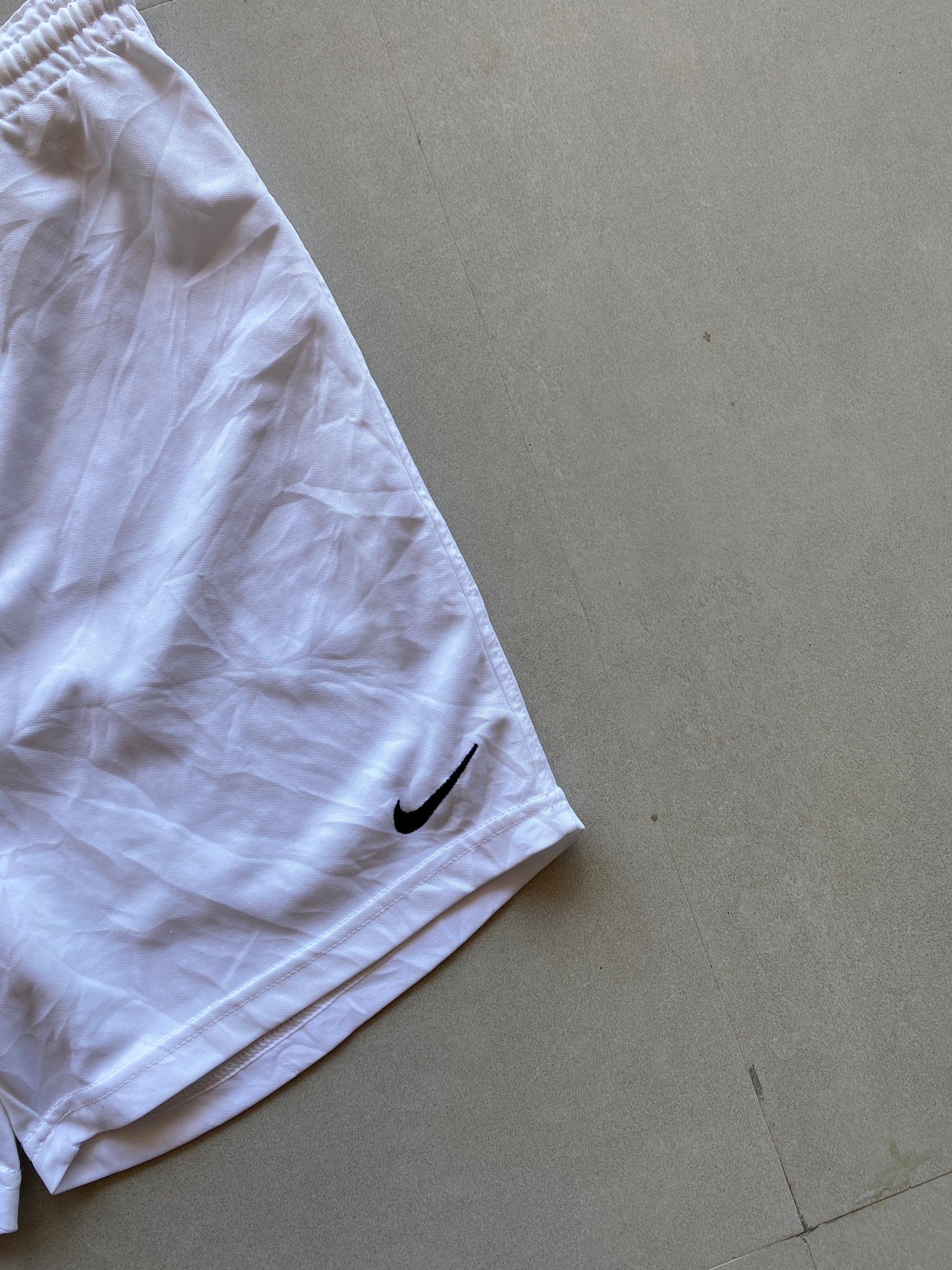 NIKE SOLID SHORTS - S