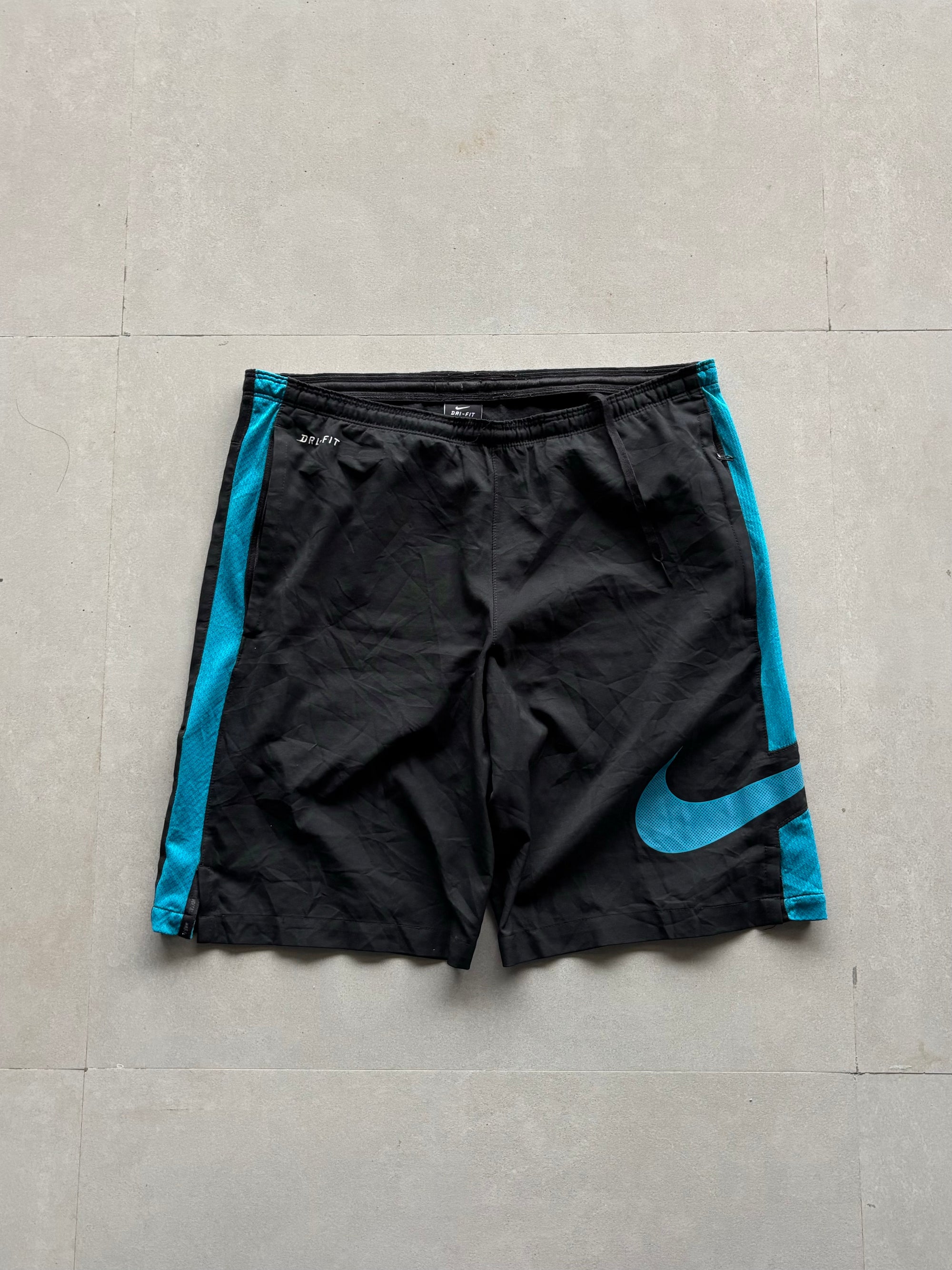 NIKE BIG SWOOSH SHORTS - M