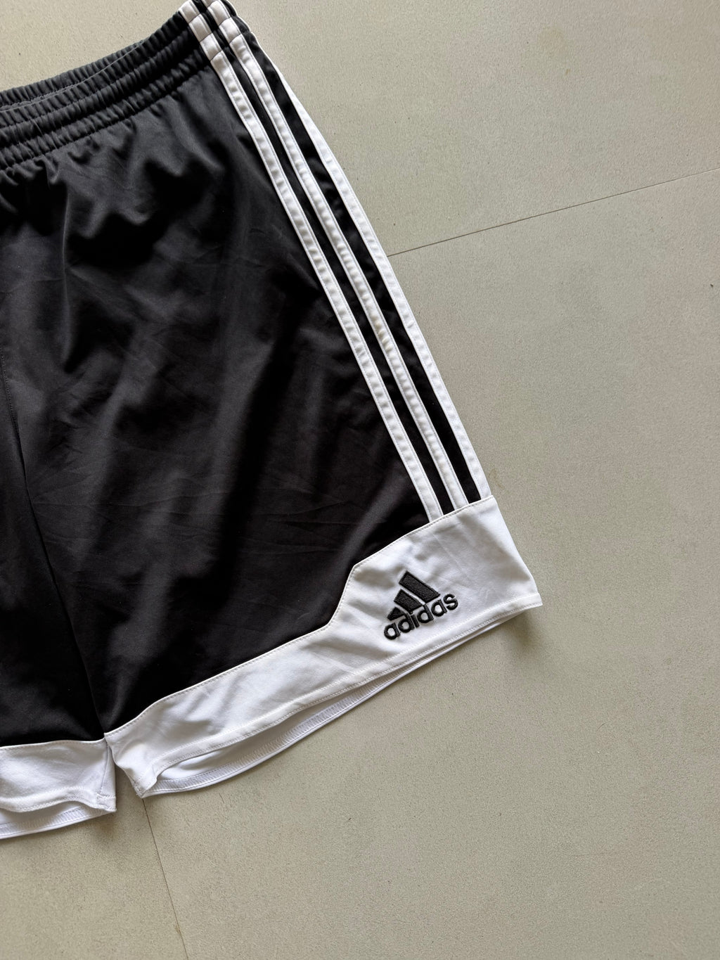 ADIDAS STRIPED SHORTS - M