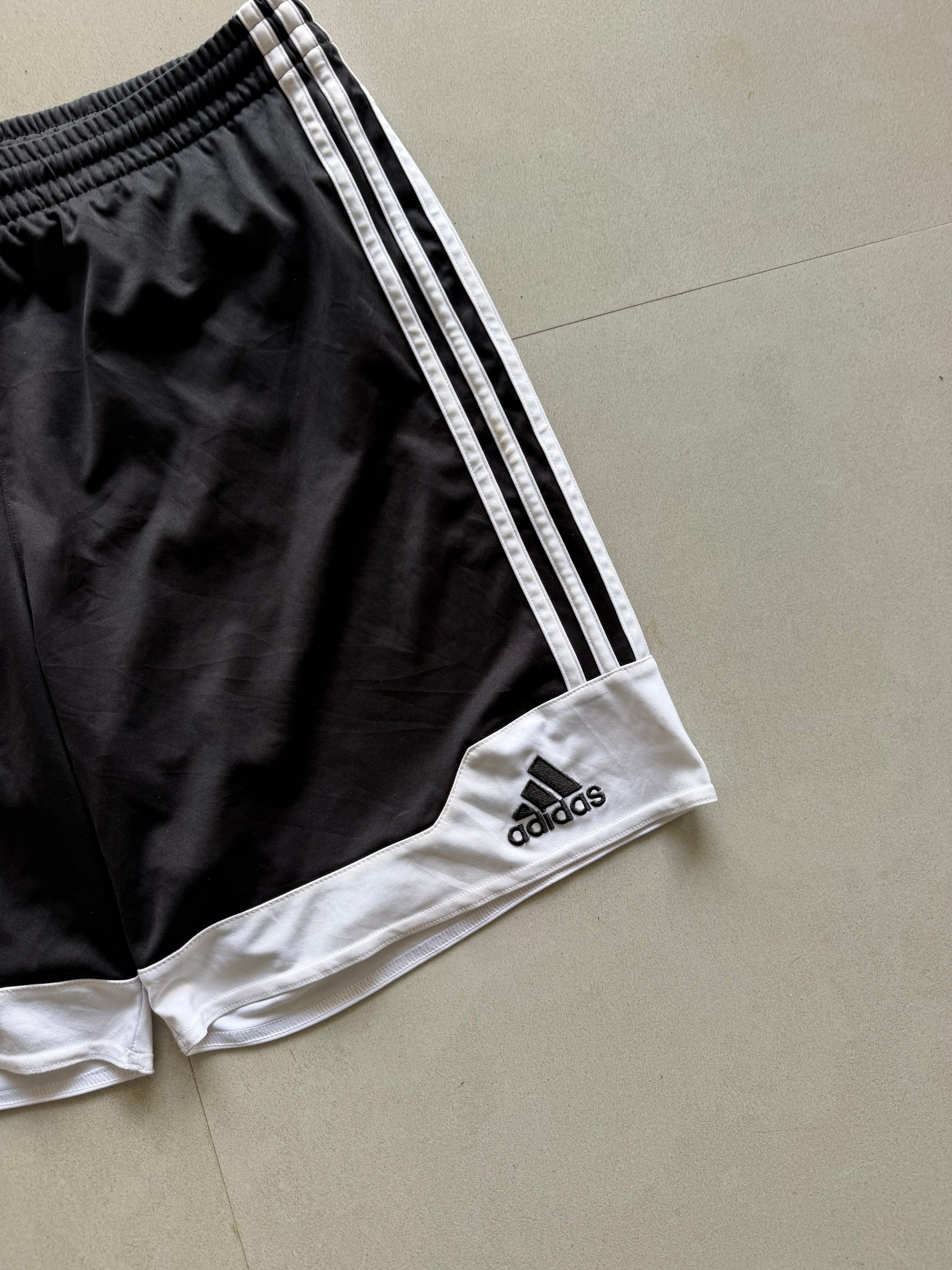 ADIDAS STRIPED SHORTS - M