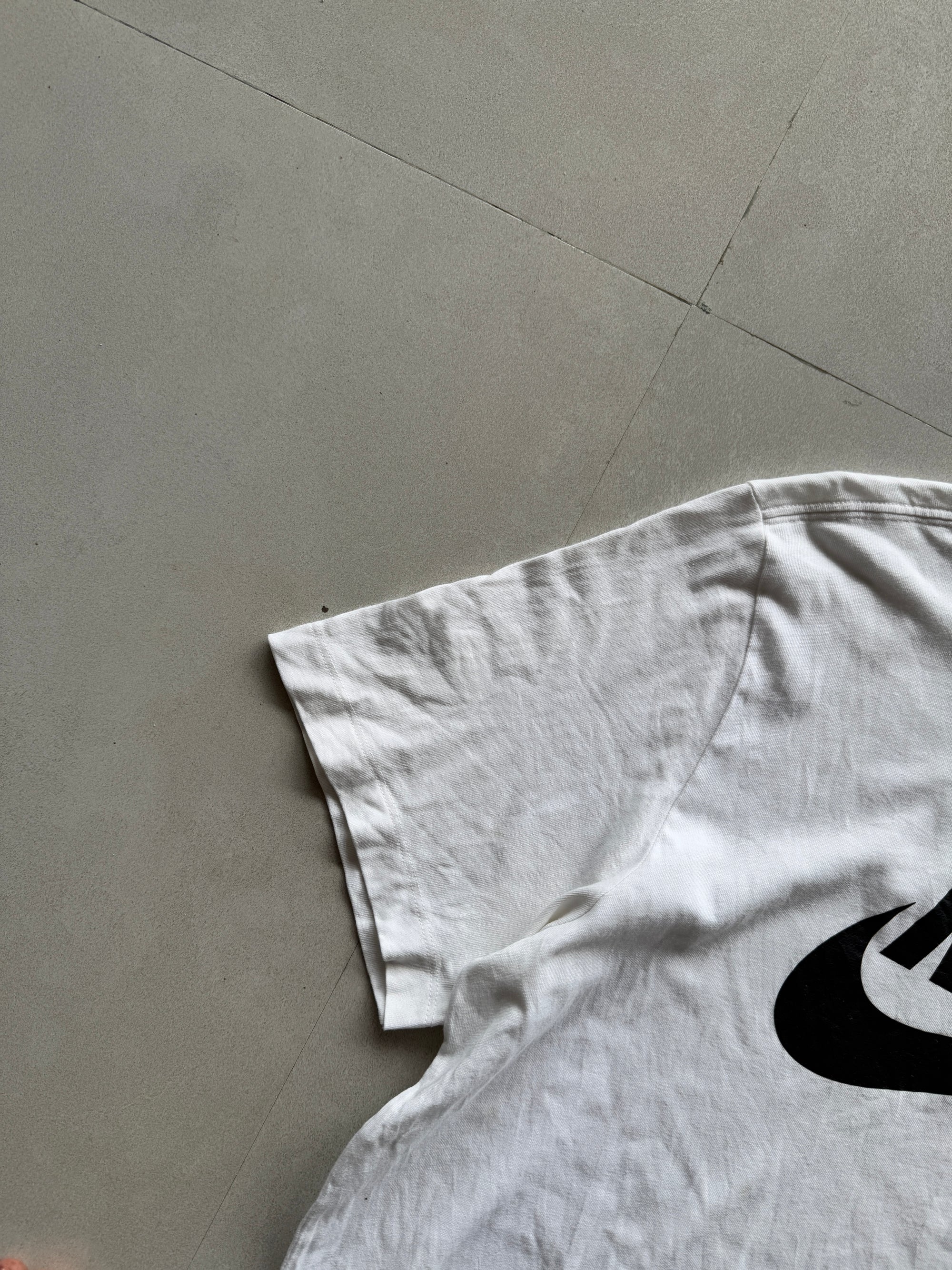 NIKE BIG LOGO TEE - L