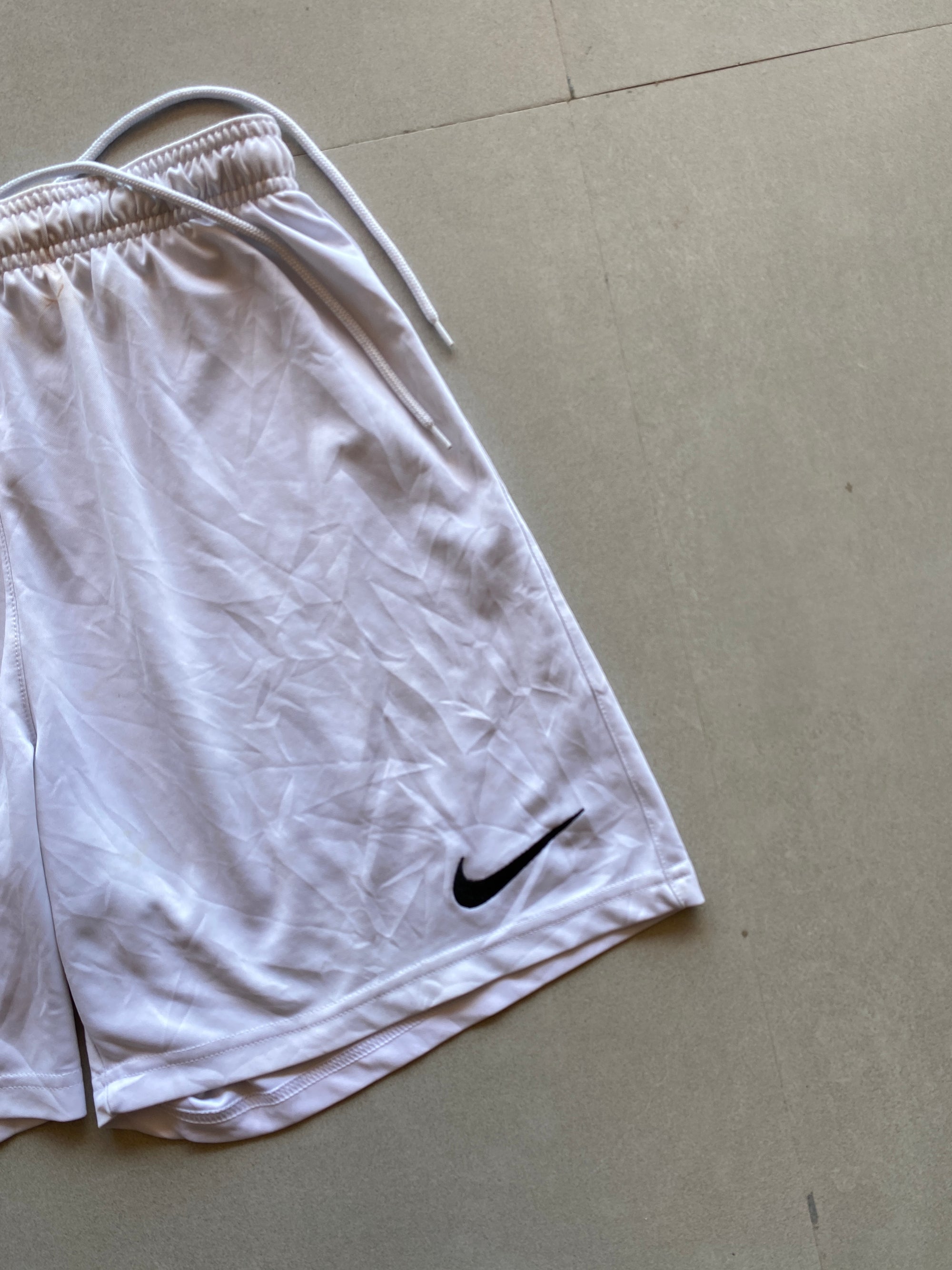 NIKE BLACK SOLID SHORTS - L