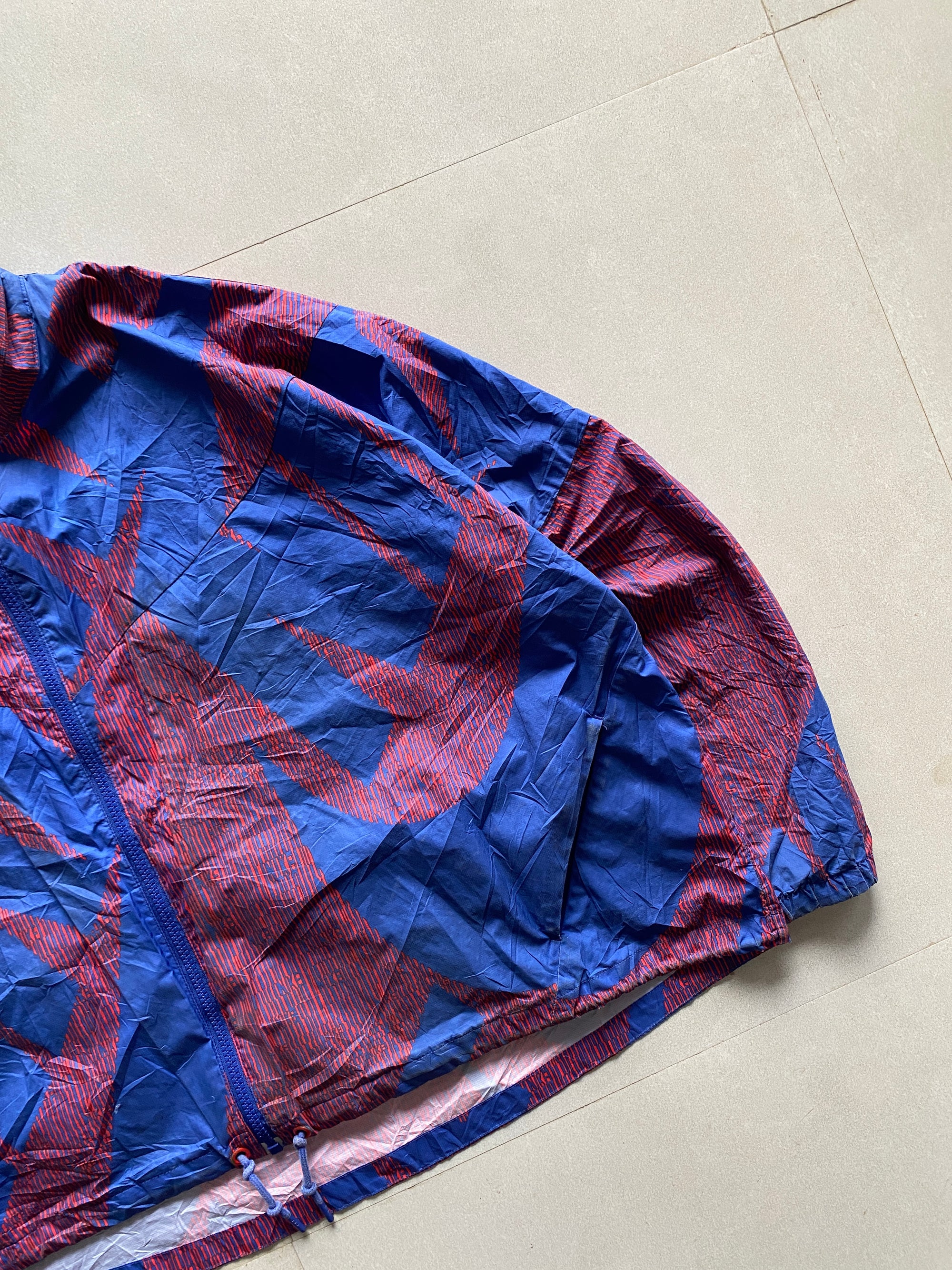 NIKE SPELL OUT WOMENS CROPPED JACKET - L