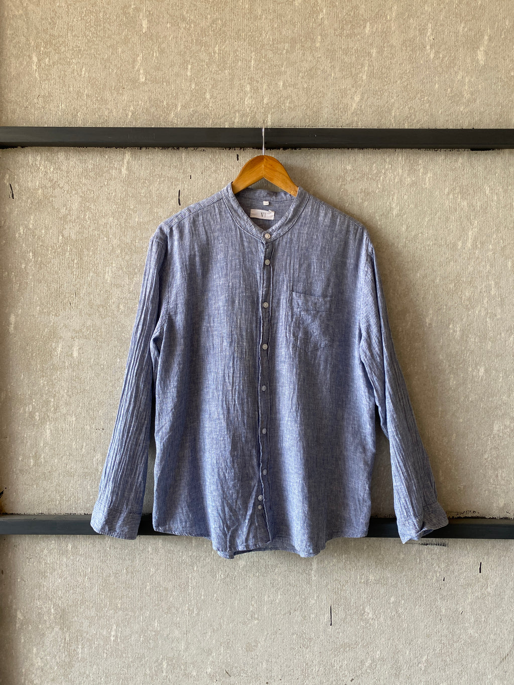 V CUT LINEN SHIRT - L