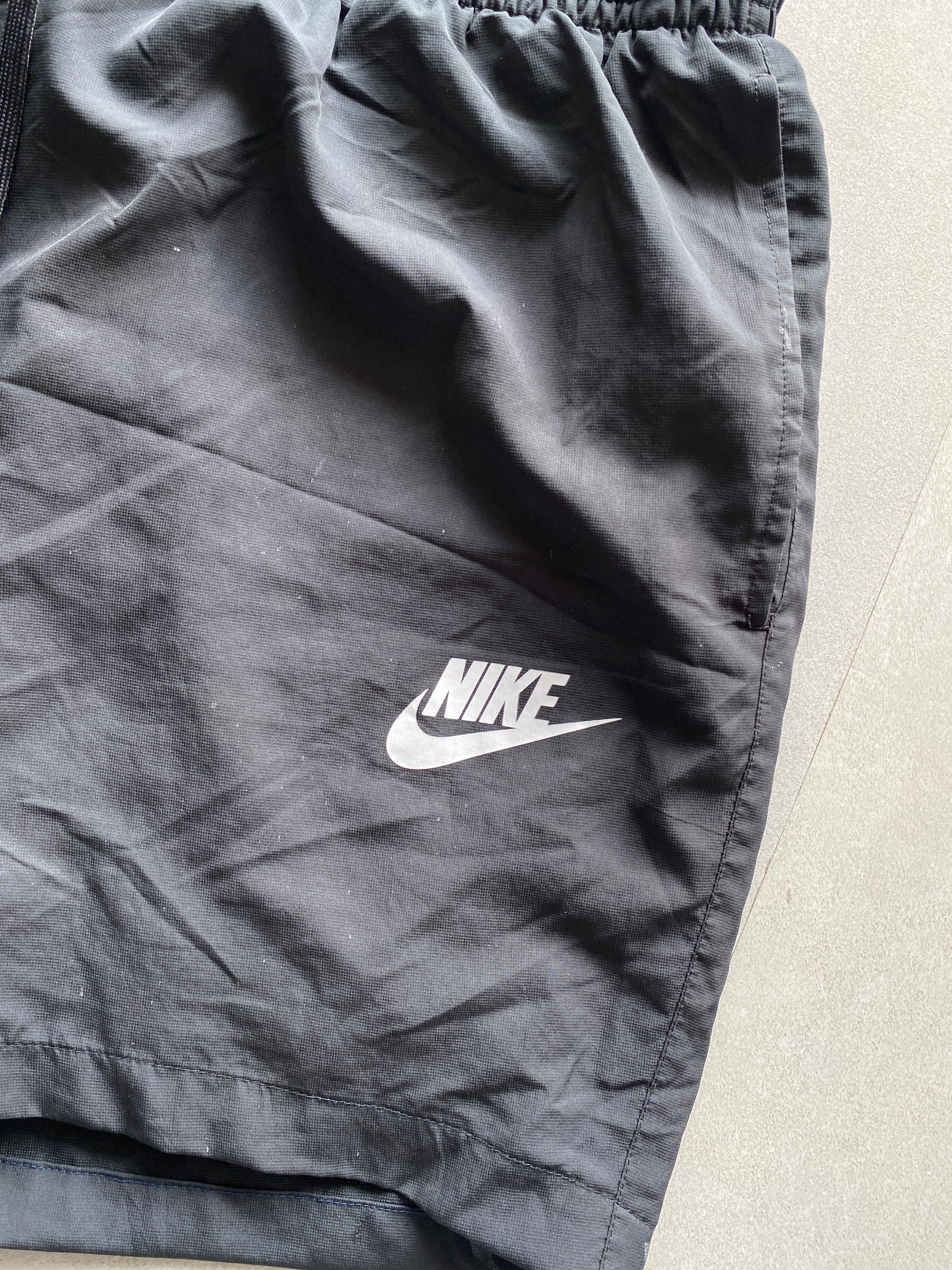 NIKE SHORTS - L