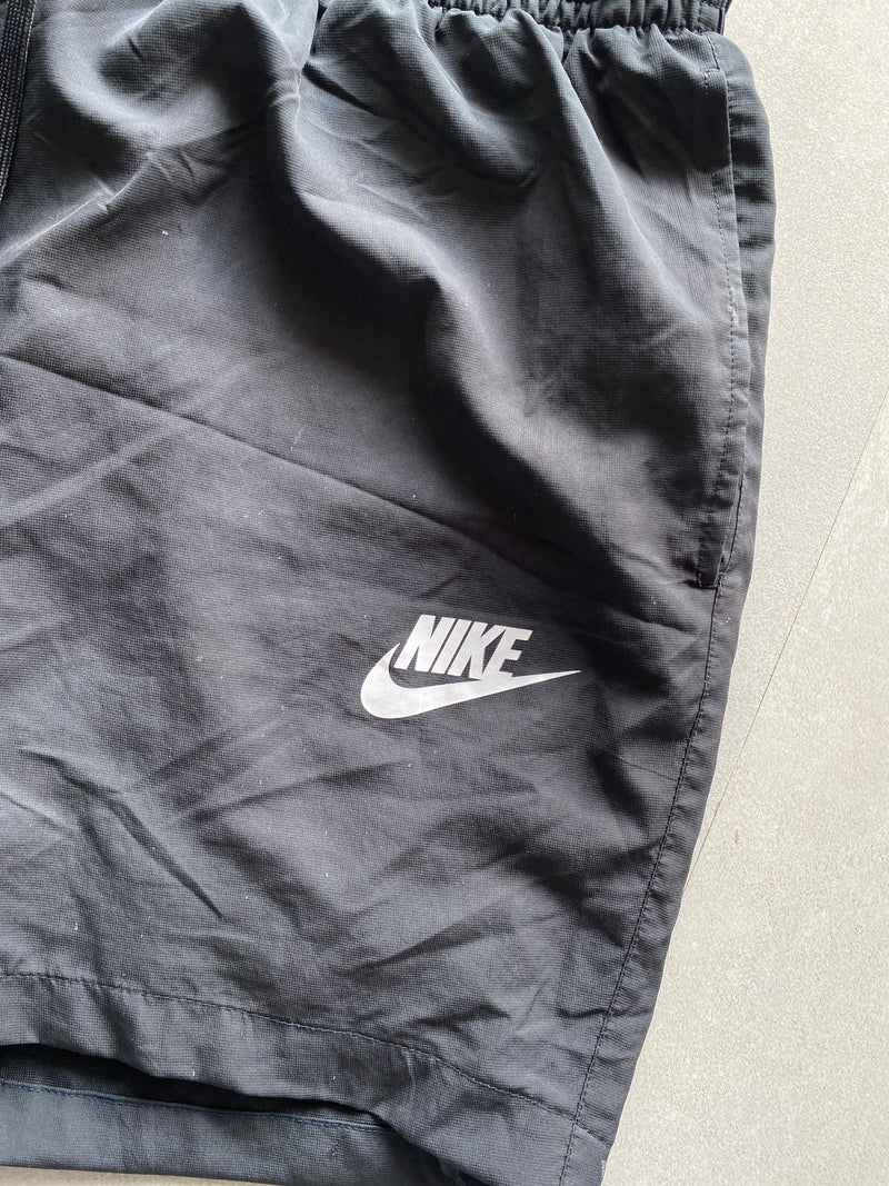 NIKE SHORTS - L