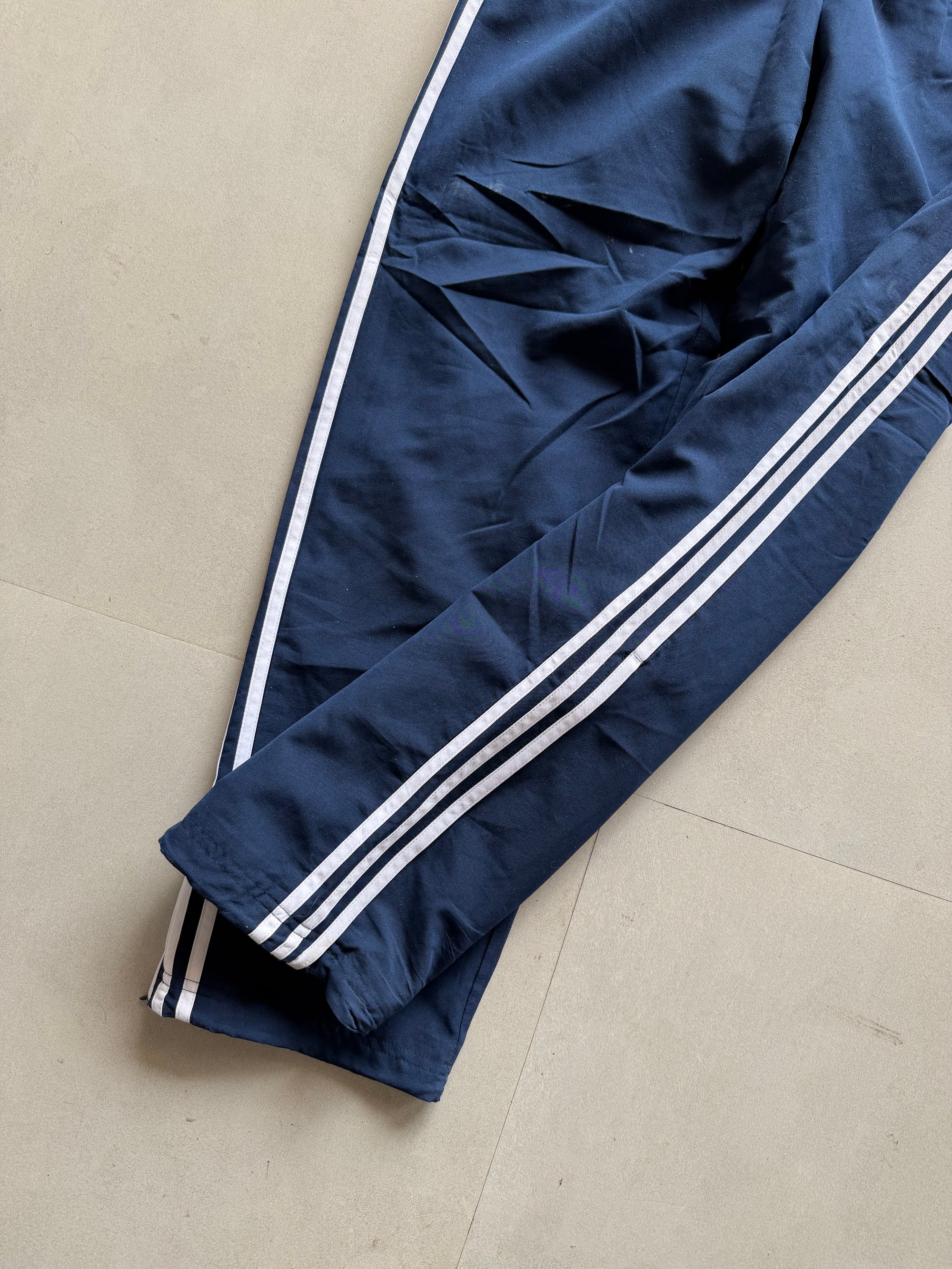 ADIDAS STRIPED BAGGY TRACK PANT110 - M