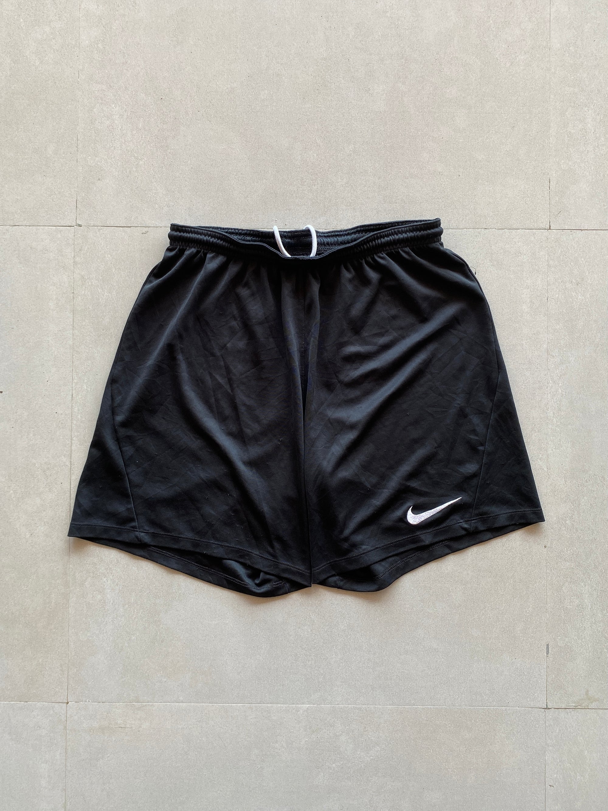 NIKE SOLID BLACK SHORTS - M