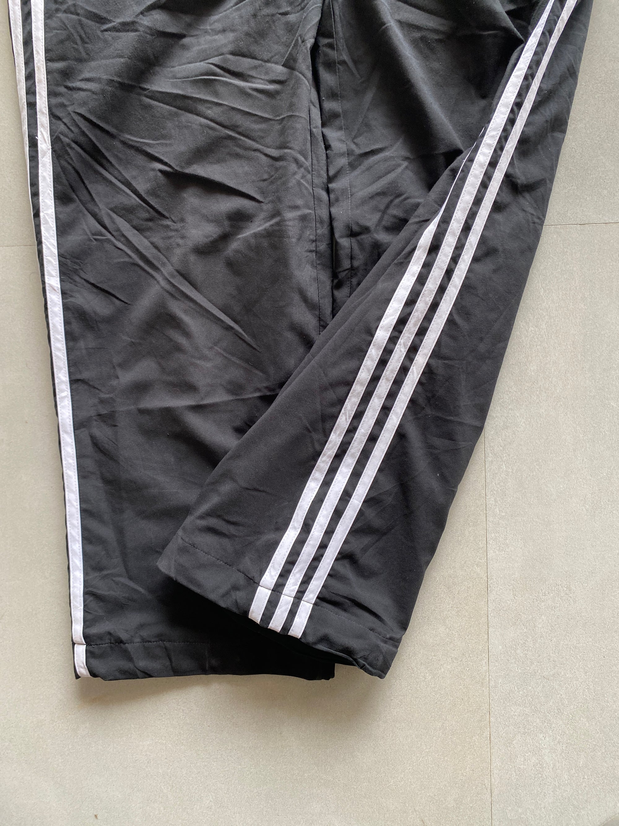 ADIDAS STRIPED BAGGY TRACK PANT - M