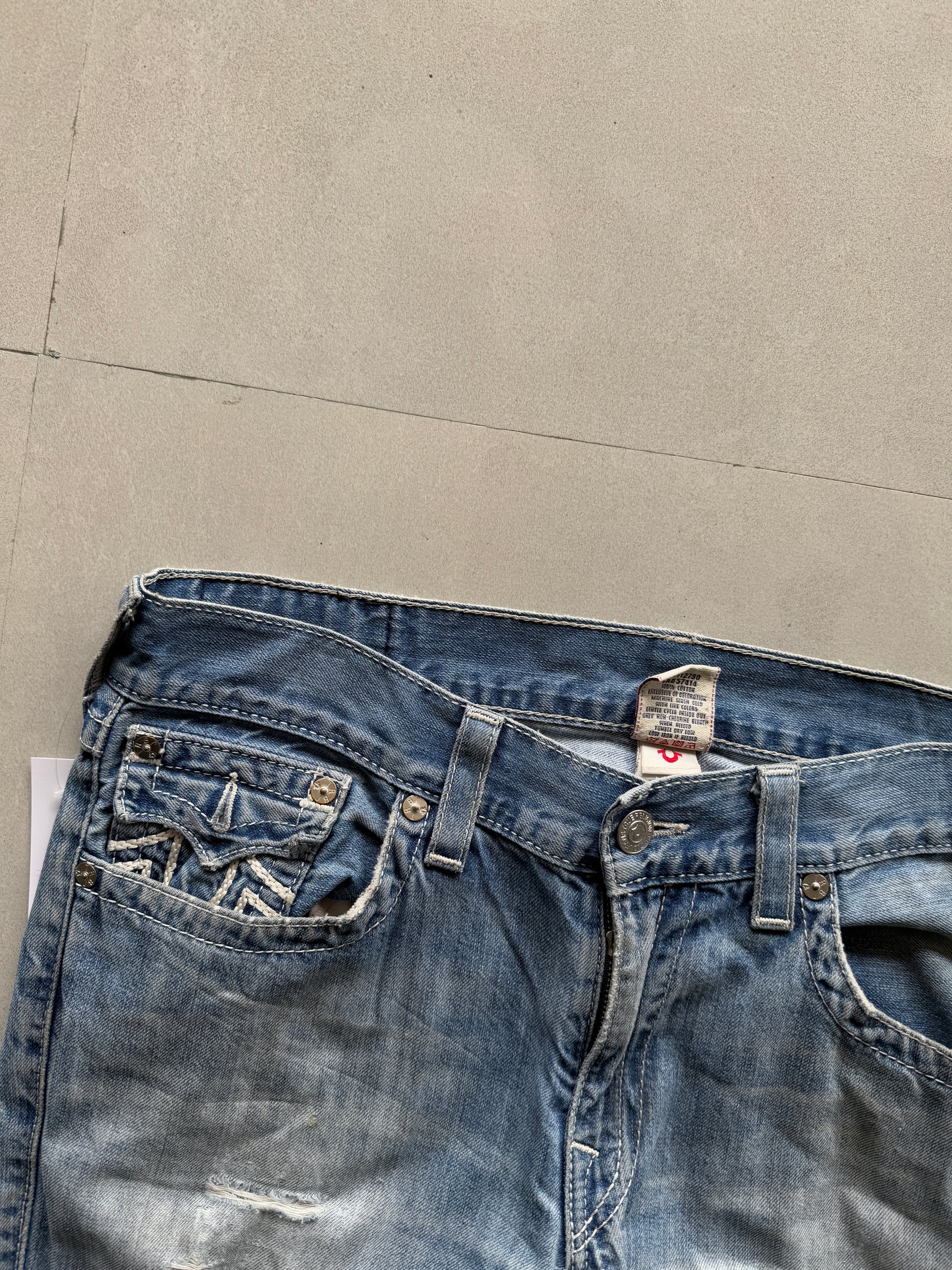 TRUE RELIGION DISTRESSED DENIM - L