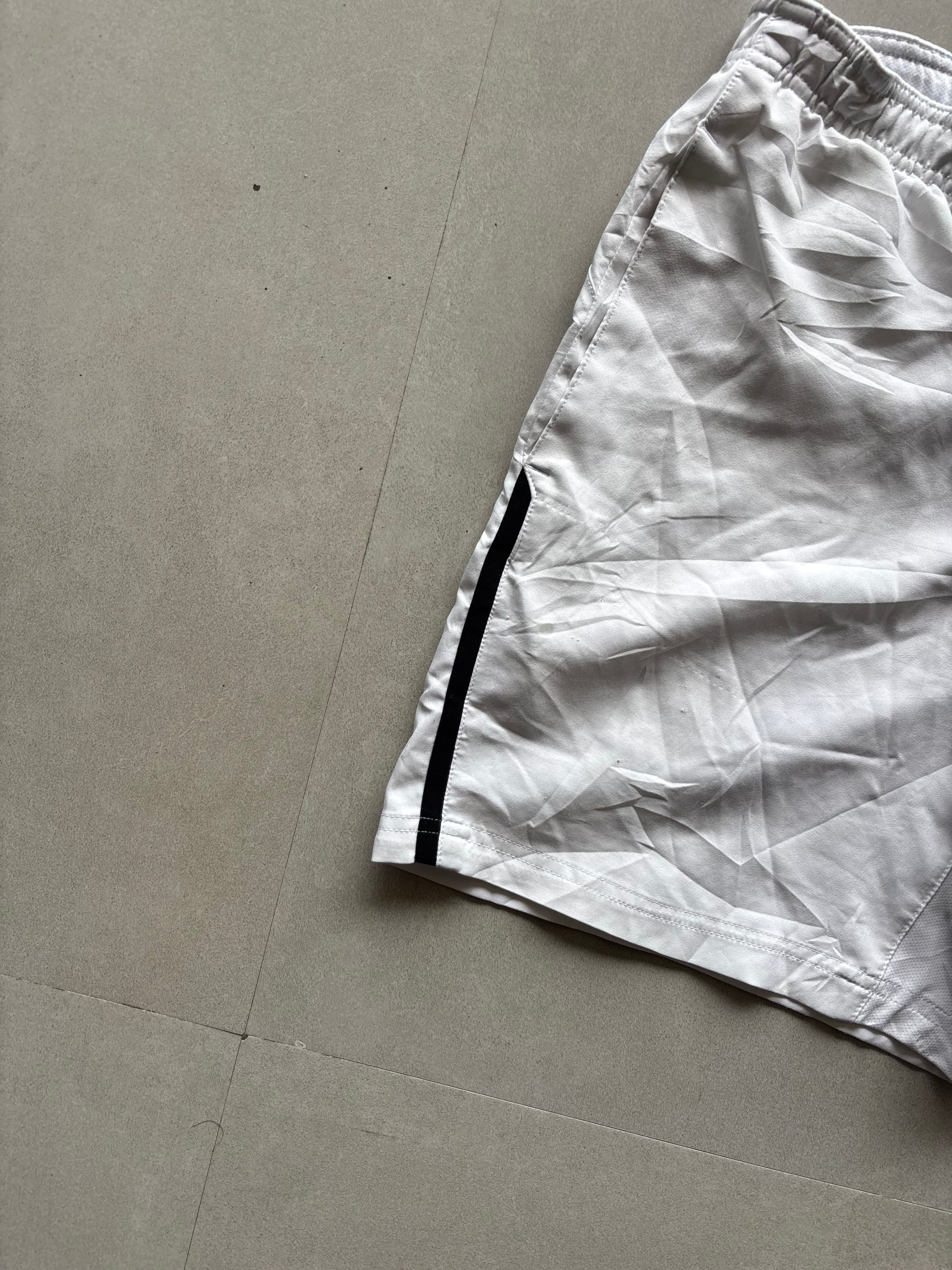 NIKE WHITE SHORTS - M