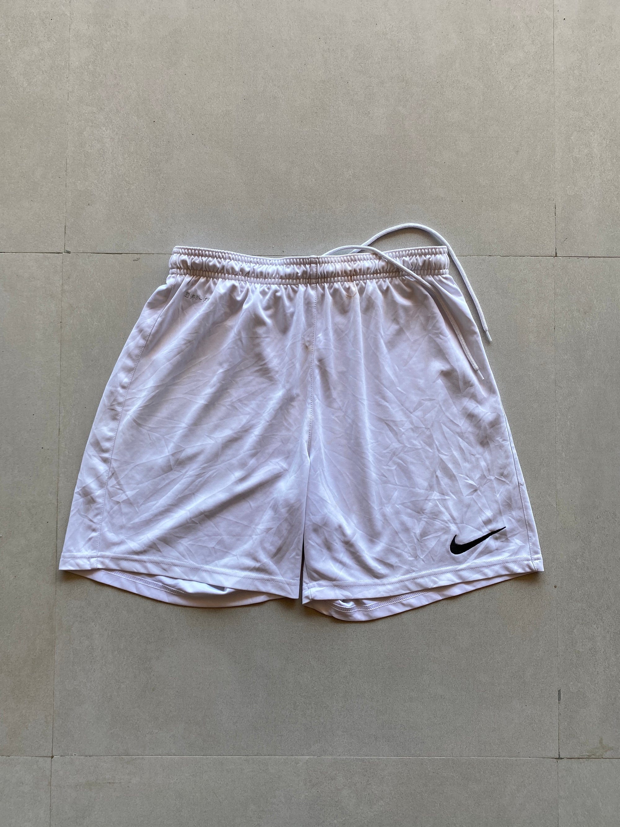 NIKE BLACK SOLID SHORTS - L