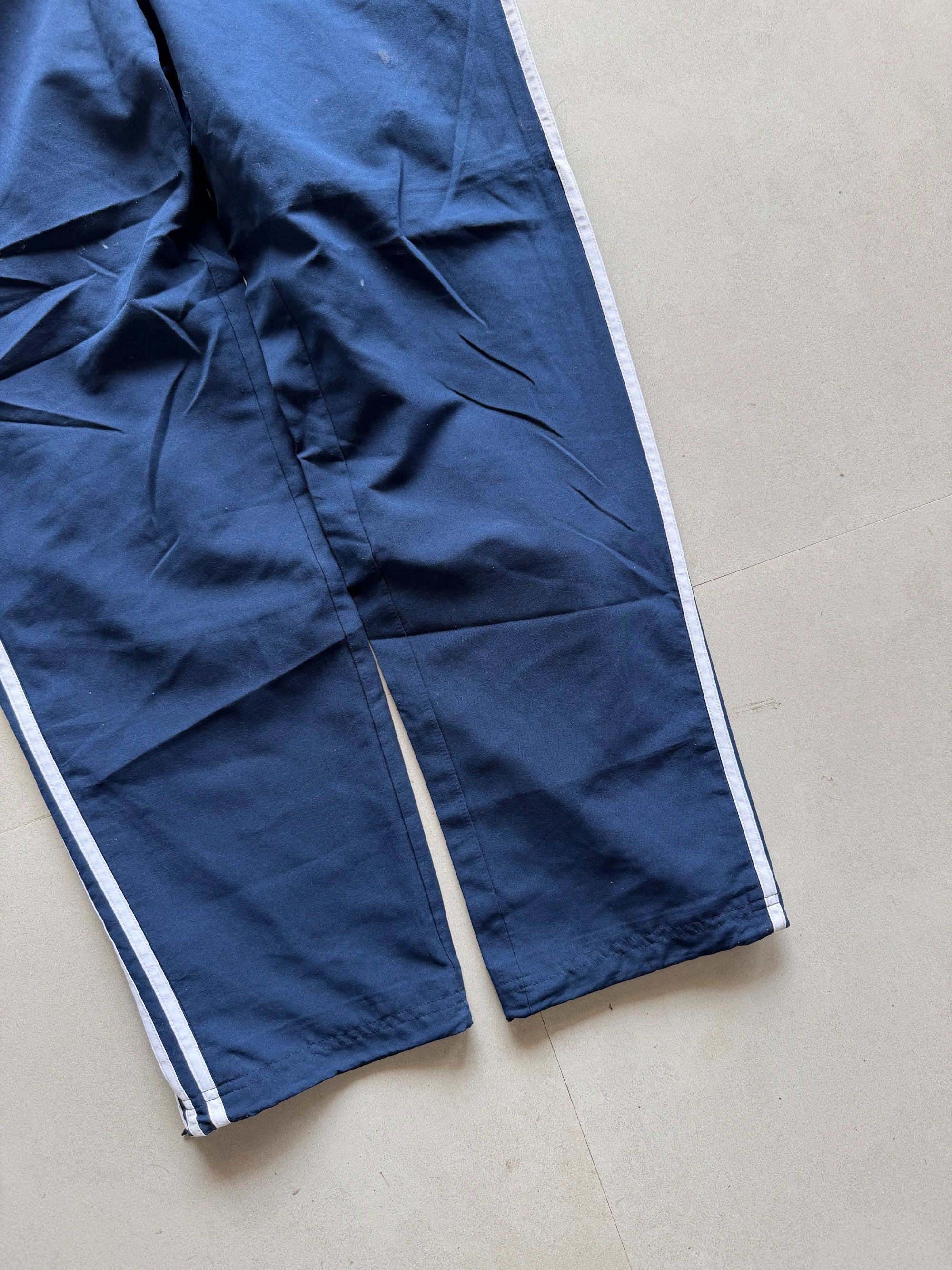 ADIDAS STRIPED BAGGY TRACK PANT110 - M