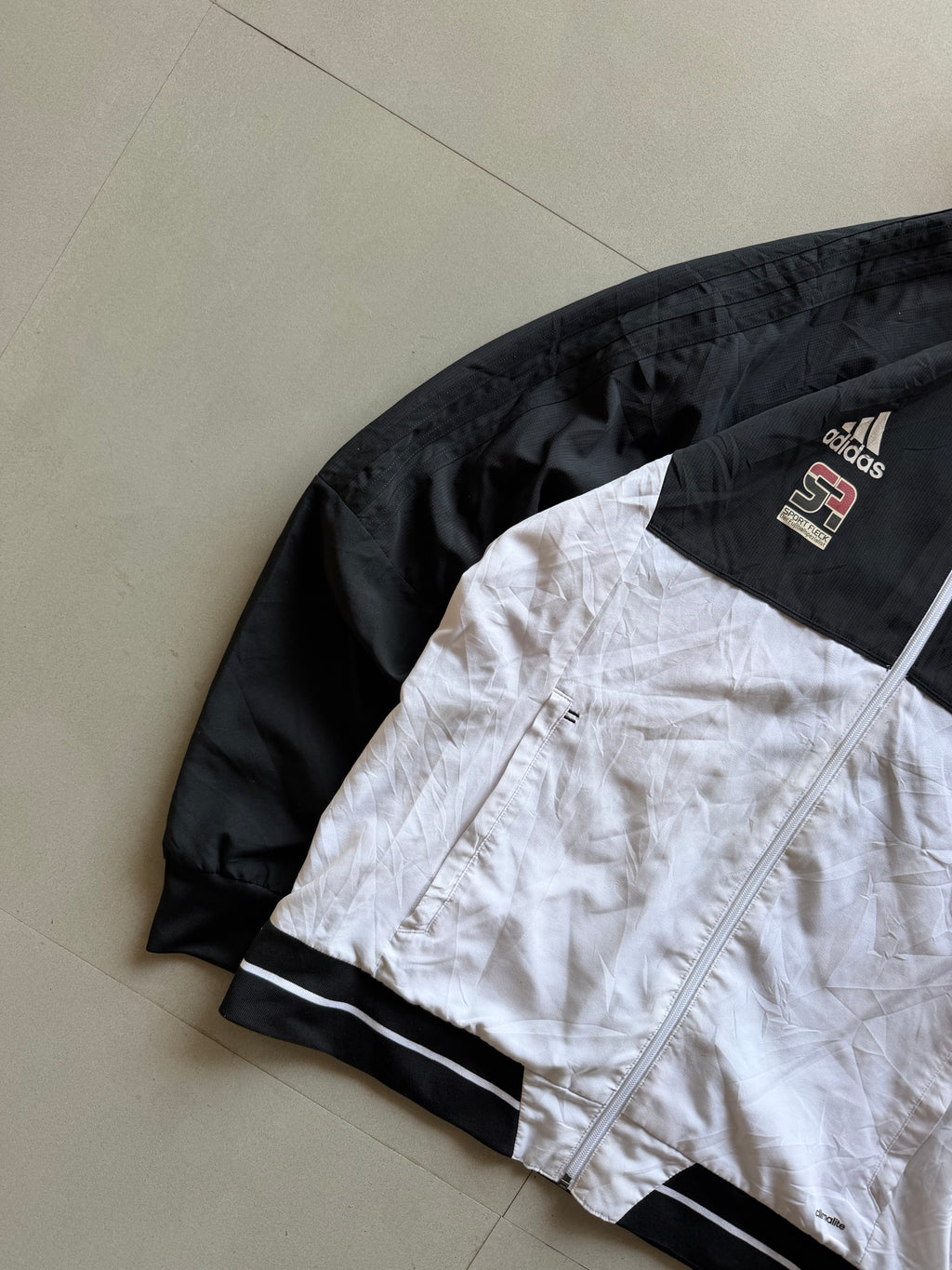 ADIDAS HOODED JACKET - L