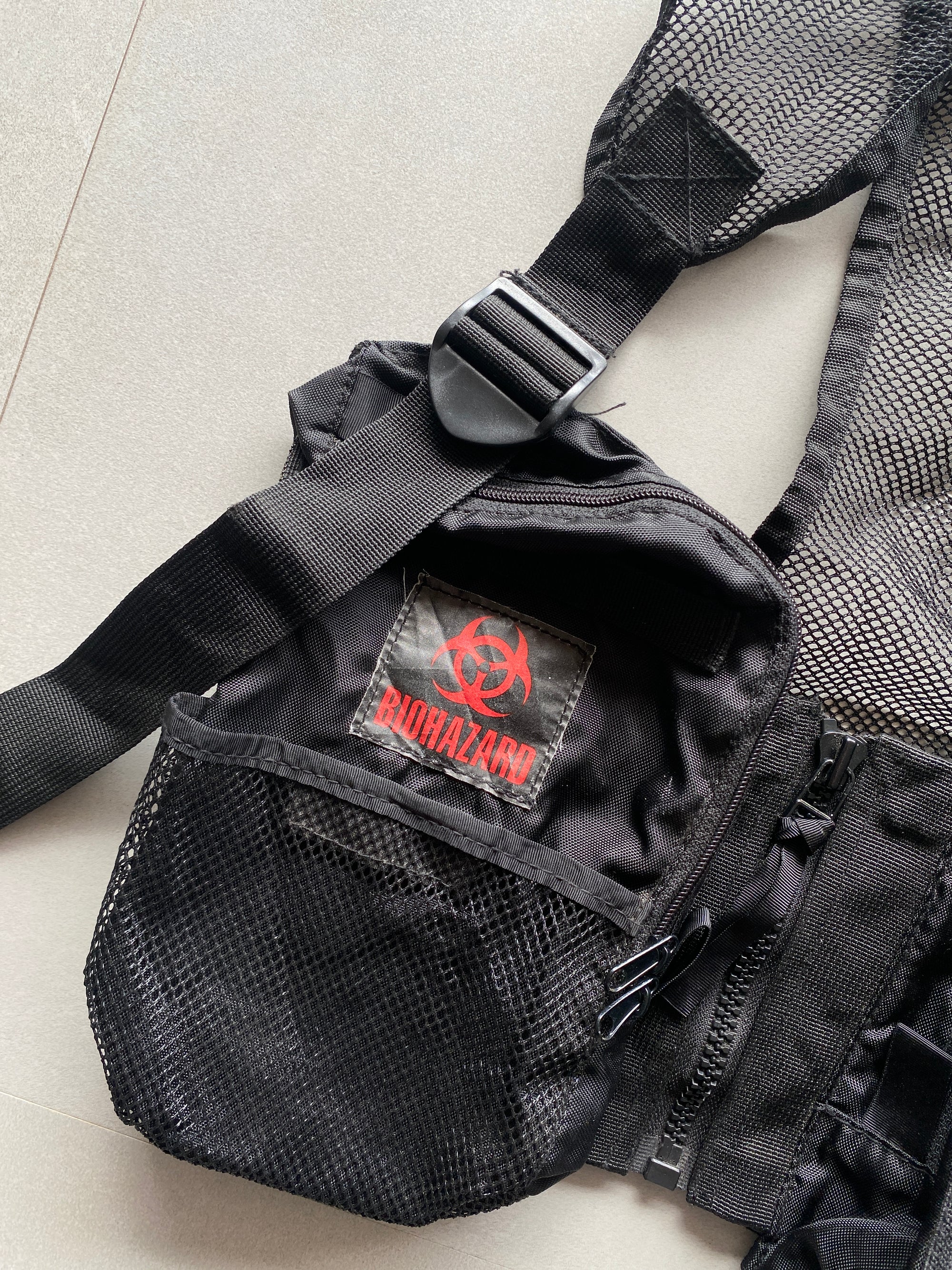 BIO HAZARD MULTIPOICKET VEST BAG