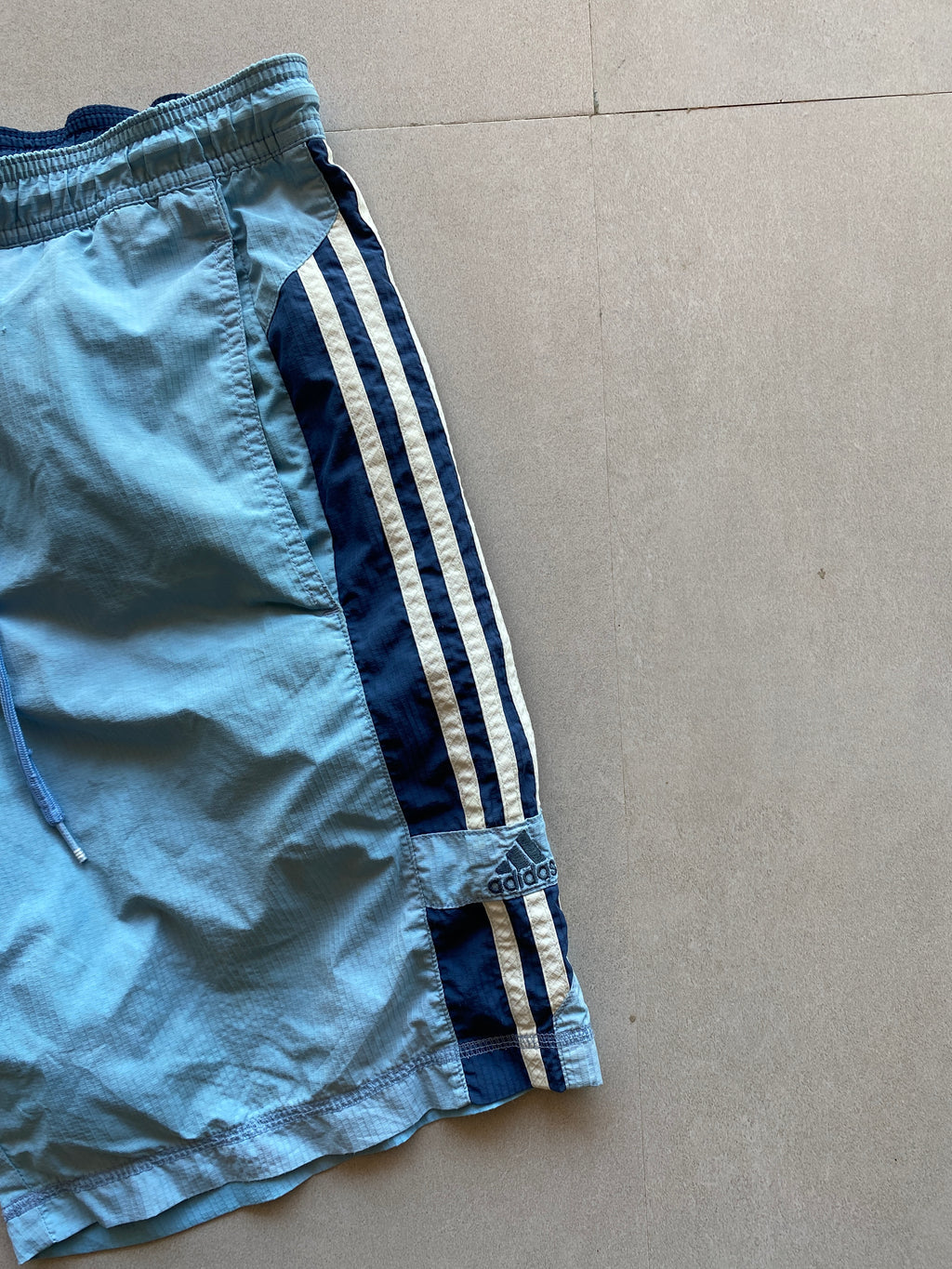 ADIDAS STRIPED SHORTS - M