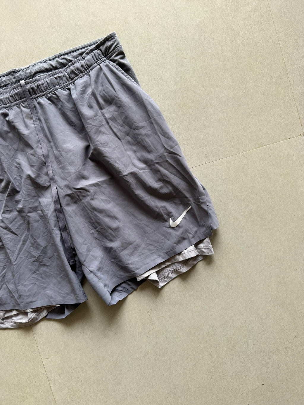 VINTAGE NIKE SHORTS - M