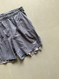 VINTAGE NIKE SHORTS - M