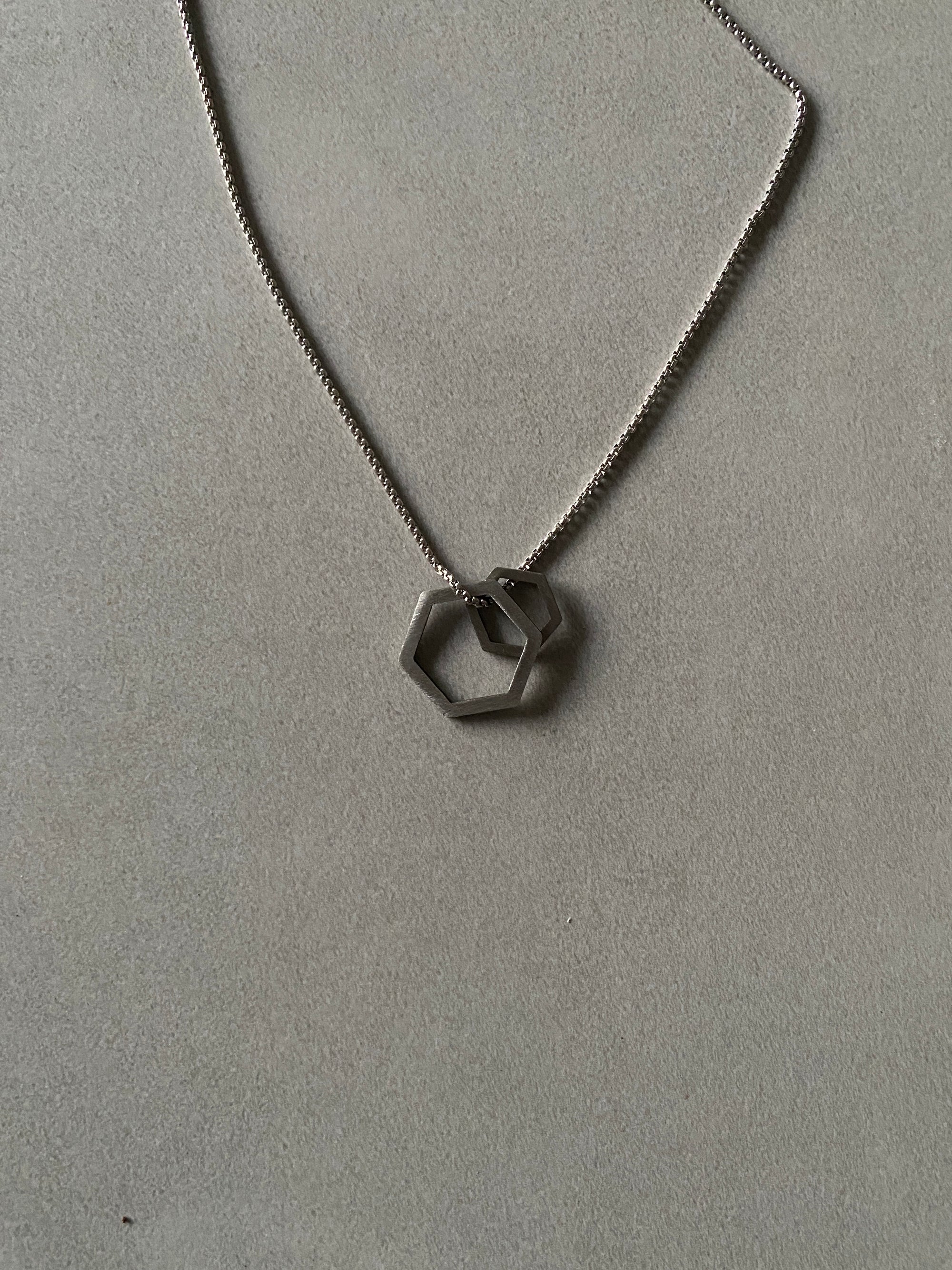 HEXAGONAL DOUBLE PENDANT CHAIN