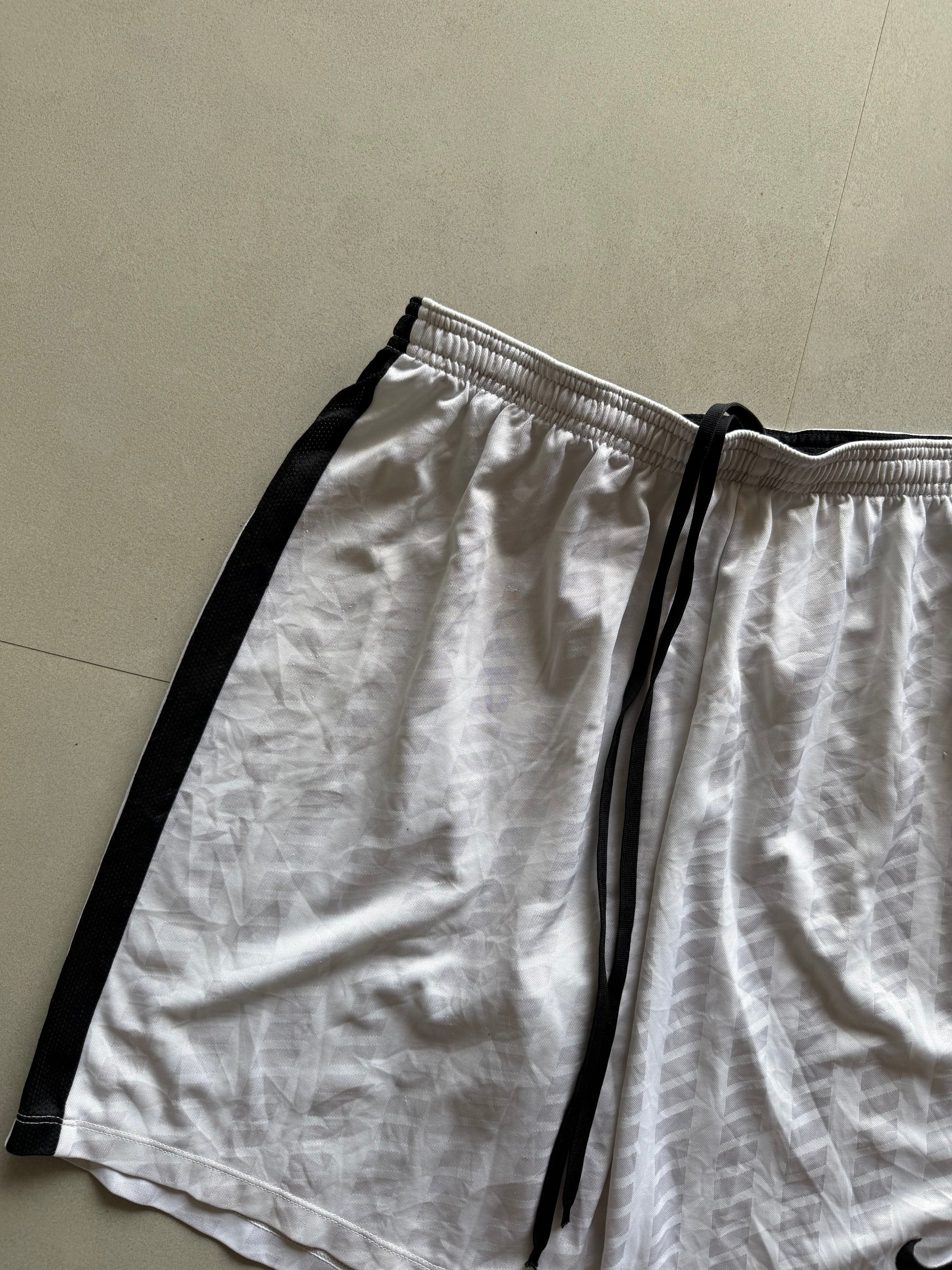 NIKE SHORTS - M