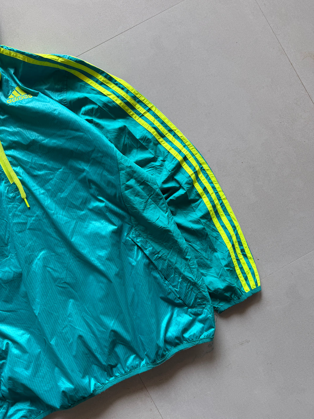 ADIDAS HOODED STRIPED 1/4 JACKET - L