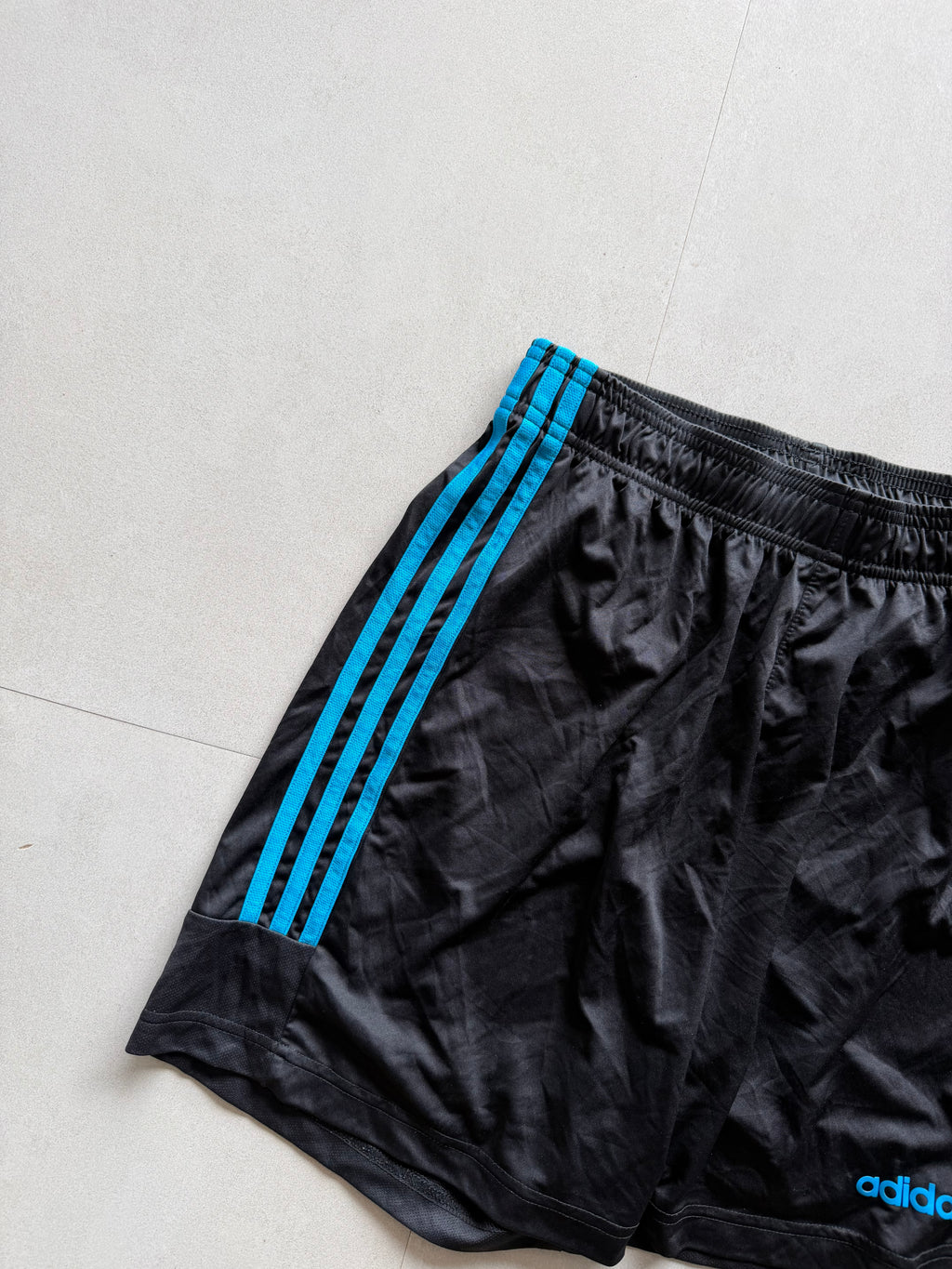 ADIDAS STRIPED SHORTS - M