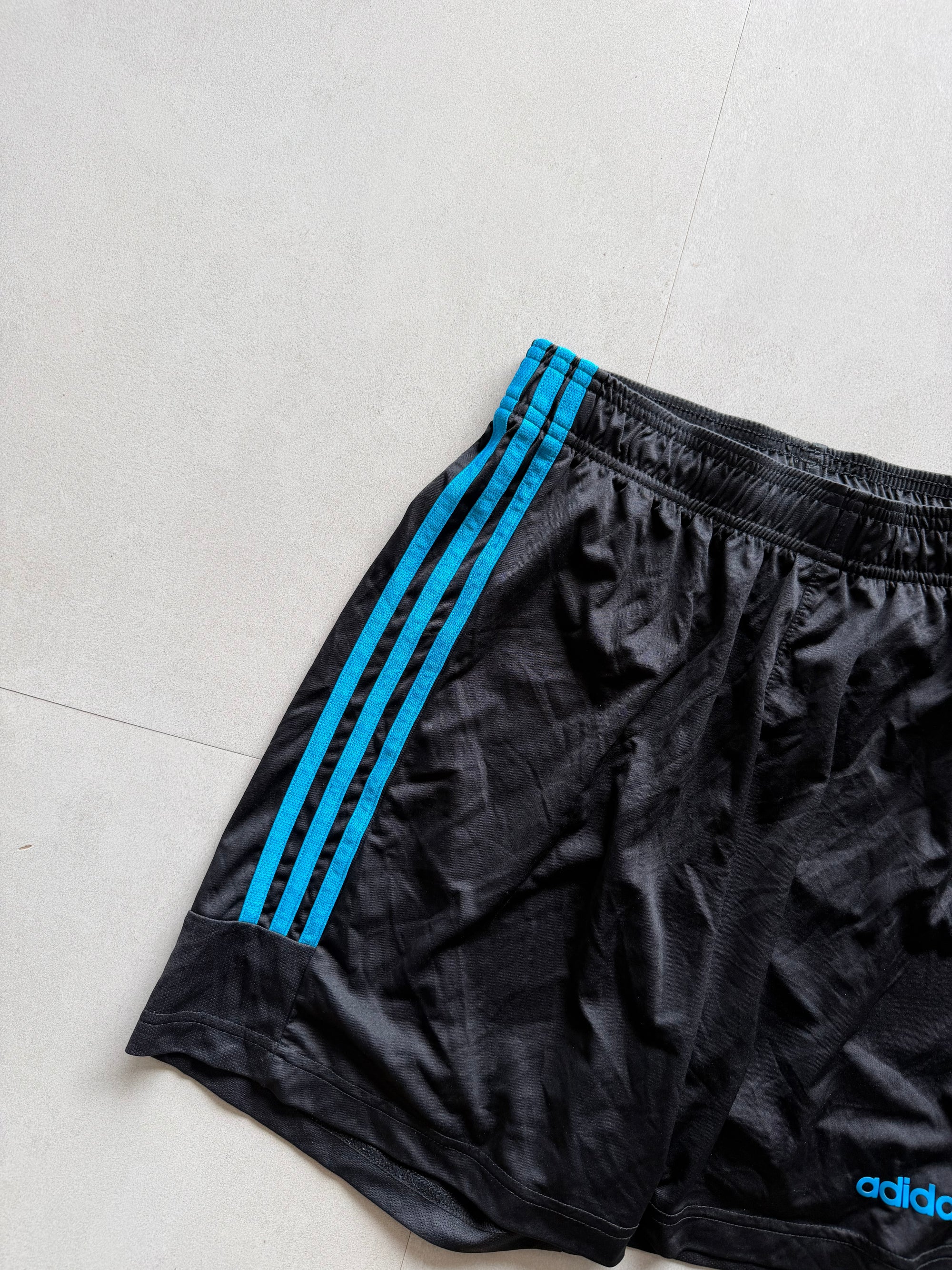 ADIDAS STRIPED SHORTS - M