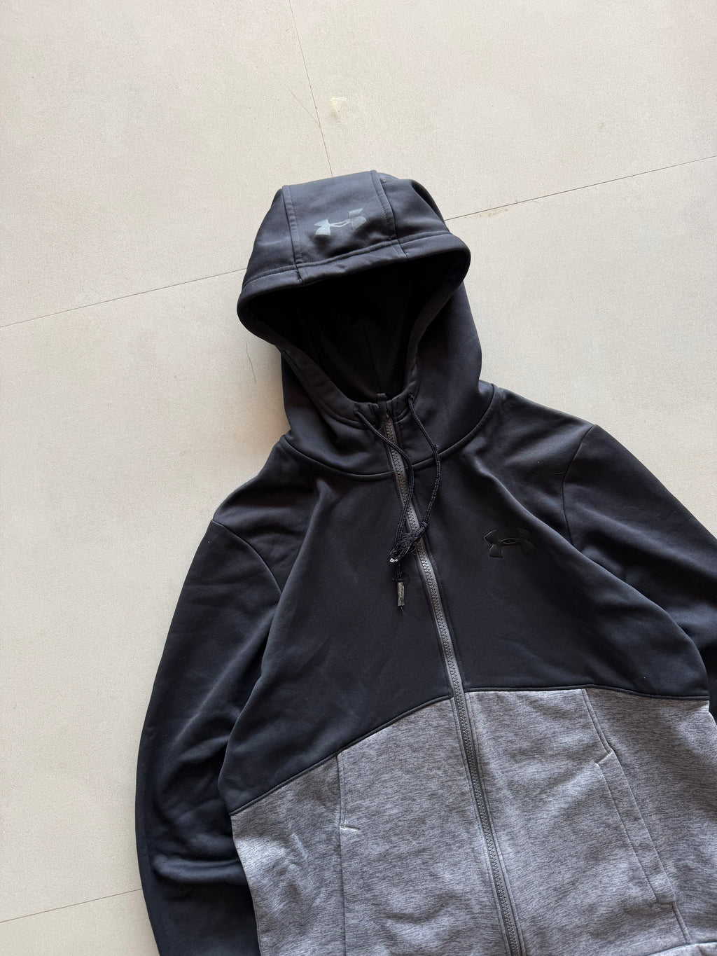 UNDER ARMOUR HOODED JACKET - M