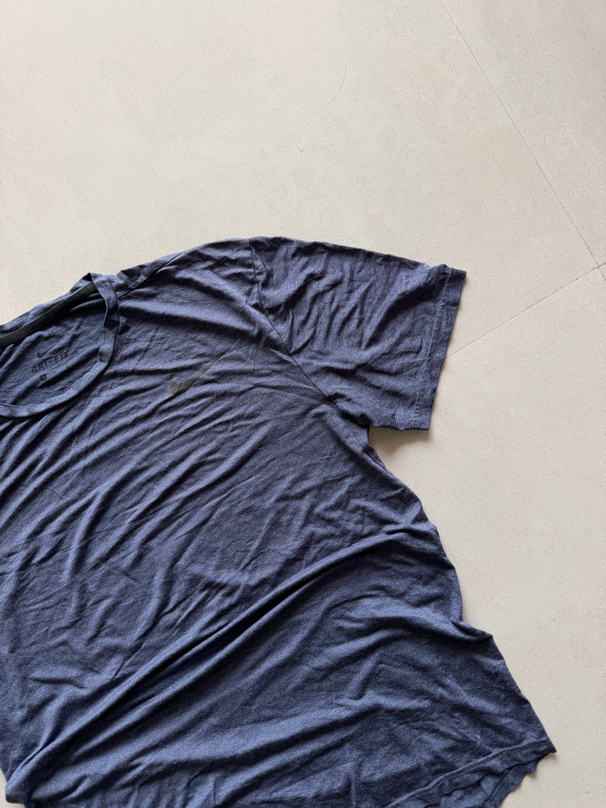 NIKE DRI FIT TEE - L