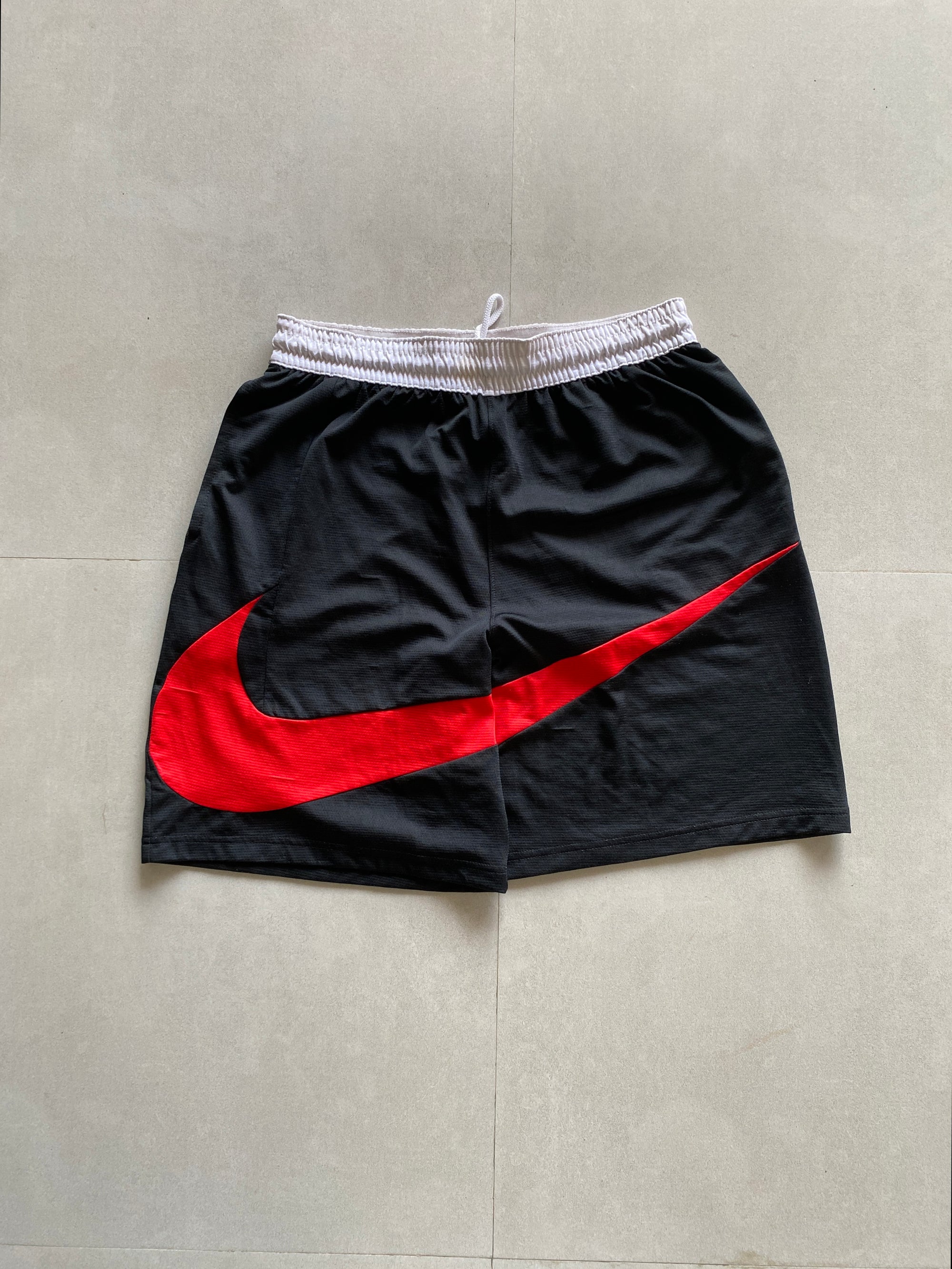 NIKE BIG SWOOSH SHORTS - M