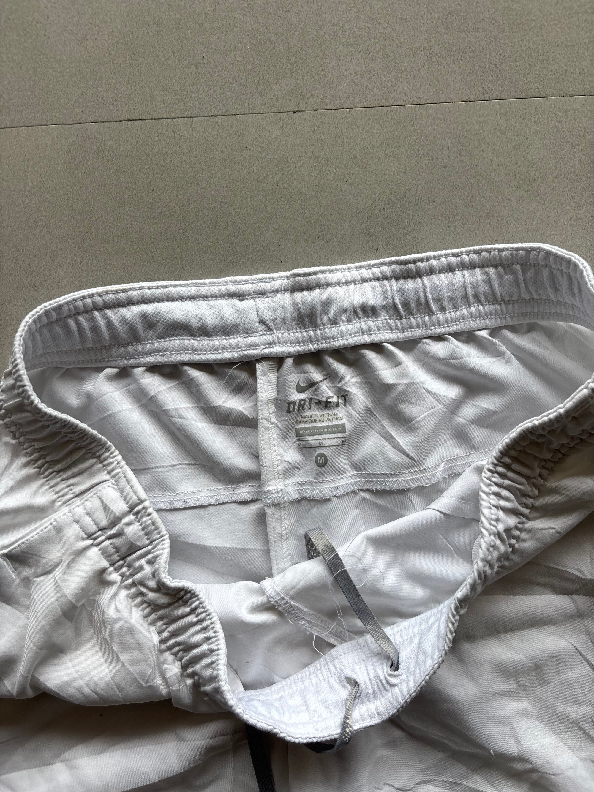 NIKE WHITE SHORTS - M